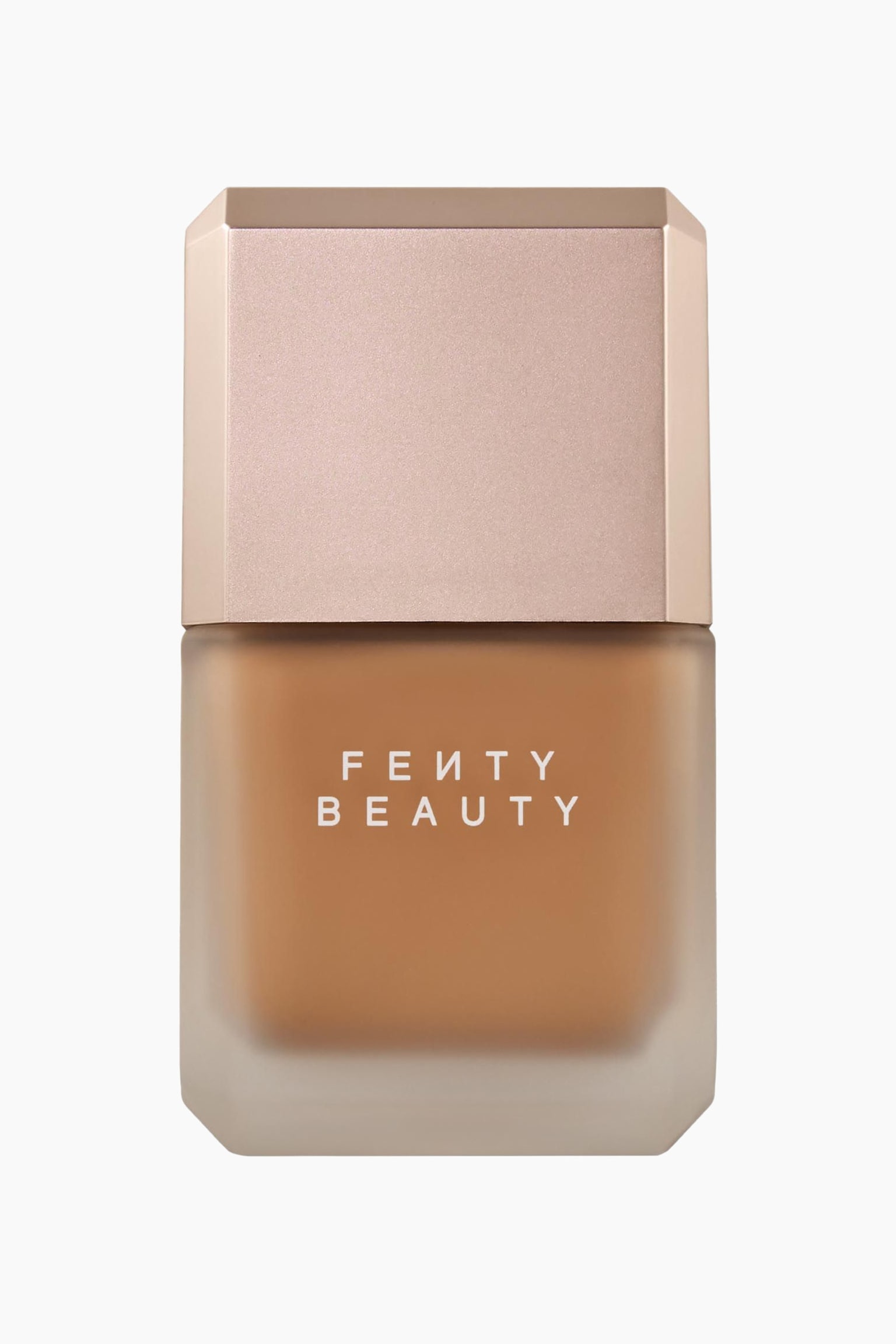 Pro Filt'r Fluid Flex Matte Longwear Foundation on pystyasennossa eteenpÃ¤in suunnatussa nÃ¤kymÃ¤ssÃ¤, esittÃ¤en himmeÃ¤lasisen pullon viistetyillÃ¤ kulmilla, joka sisÃ¤ltÃ¤Ã¤ keskitumman ruskean sÃ¤vyistÃ¤ nestettÃ¤. Pullon etupuolella on valkoinen "FENTY BEAUTY" -logo, ja siinÃ¤ on yhteensopiva viistetty metallinhohtoinen ruusukultainen korkki.