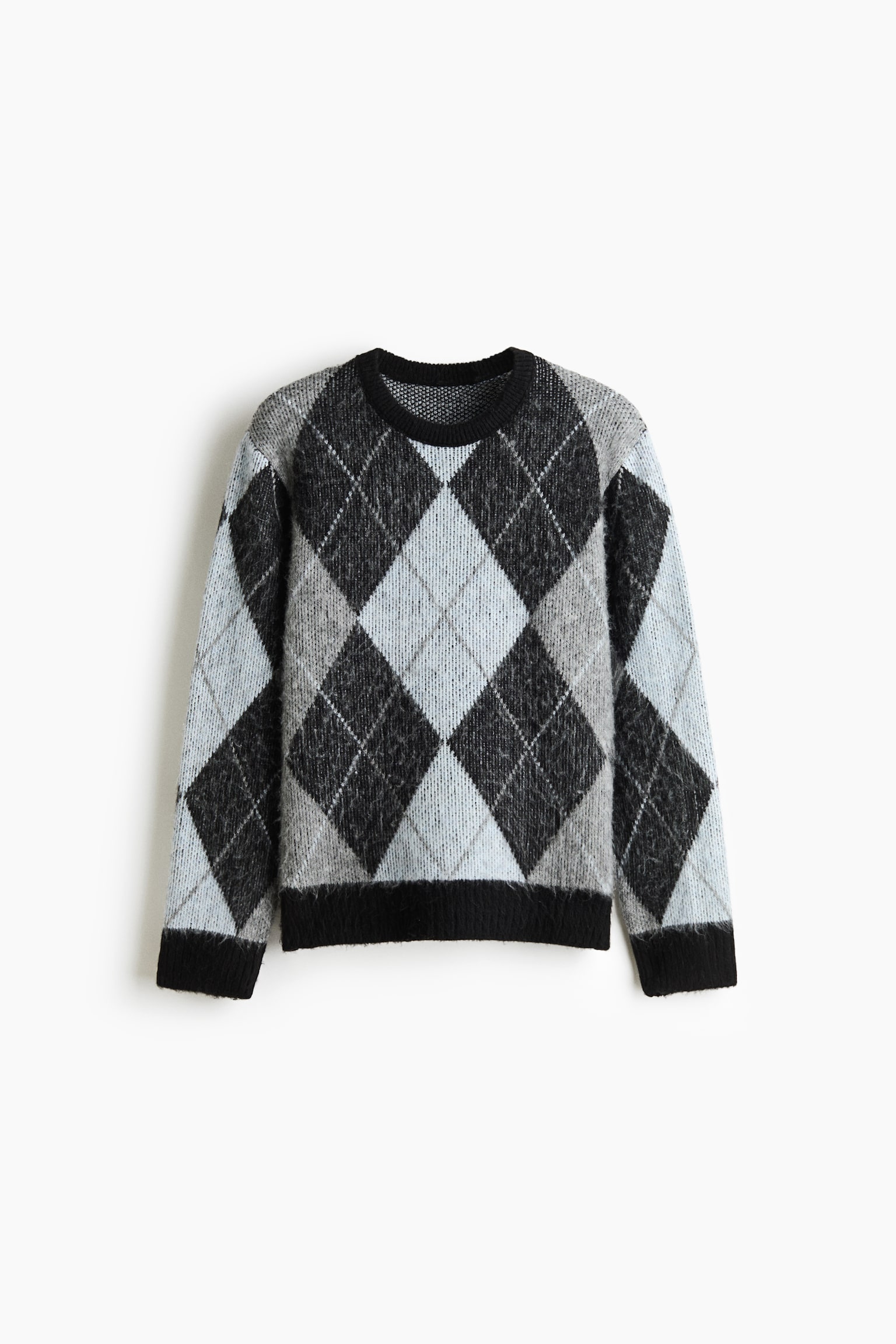 Ein langÃ¤rmliger Strickpullover ist von vorne zu sehen und verfÃ¼gt Ã¼ber eine flauschige Struktur sowie ein groÃes Argyle-Muster in Schwarz, Hellblau und Grau. Der Pullover ist mit einem einfarbig schwarzen, gerippten Rundhalsausschnitt, gerippten BÃ¼ndchen und einem gerippten Saum gestaltet. - 1