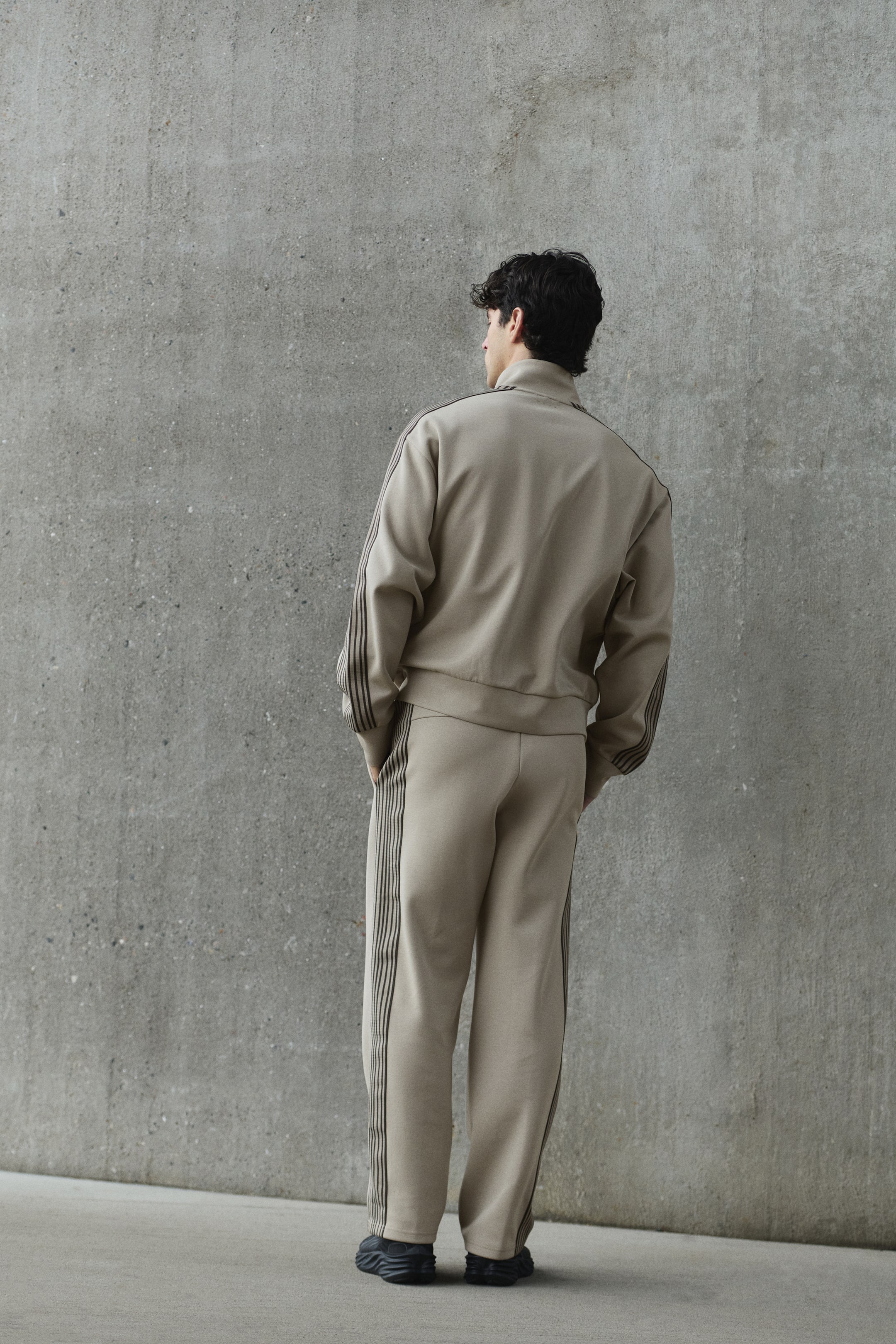 Loose-Fit Sports Joggers with DryMove™