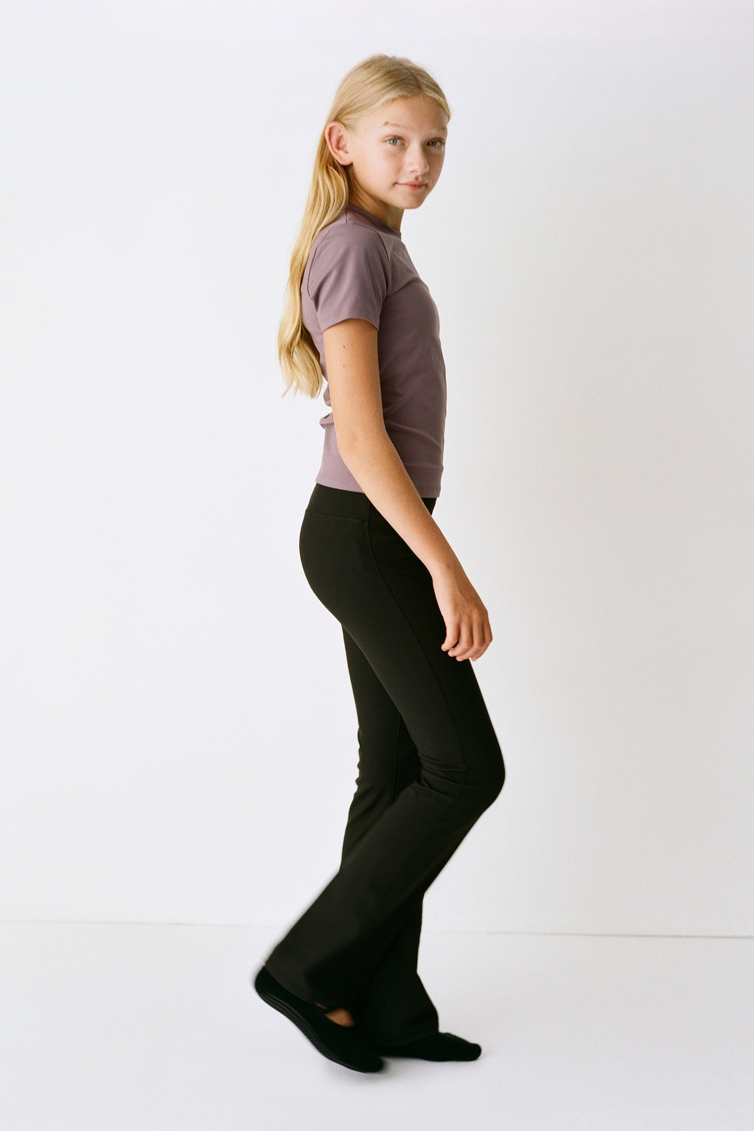 Детские леггинсы H&M Move Low Flared Yoga with SoftMove™, цвет: Чёрный — фото 4