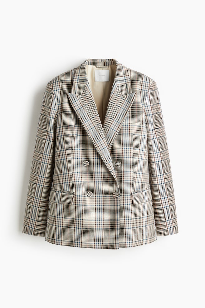 Ein zweireihiger Blazer, gezeigt als FRONT, weist ein Karomuster in Braun-, Beige-, Blau- und Schwarztönen auf. Er ist mit steigenden Revers, vier verdeckten Knöpfen zur Sicherung des vorderen Verschlusses, einer linken Brustleistentasche und zwei paspelierten Taschen mit Klappen an der unteren Vorderseite gestaltet. Ein helles Futter ist im offenen Revers sichtbar. - 1