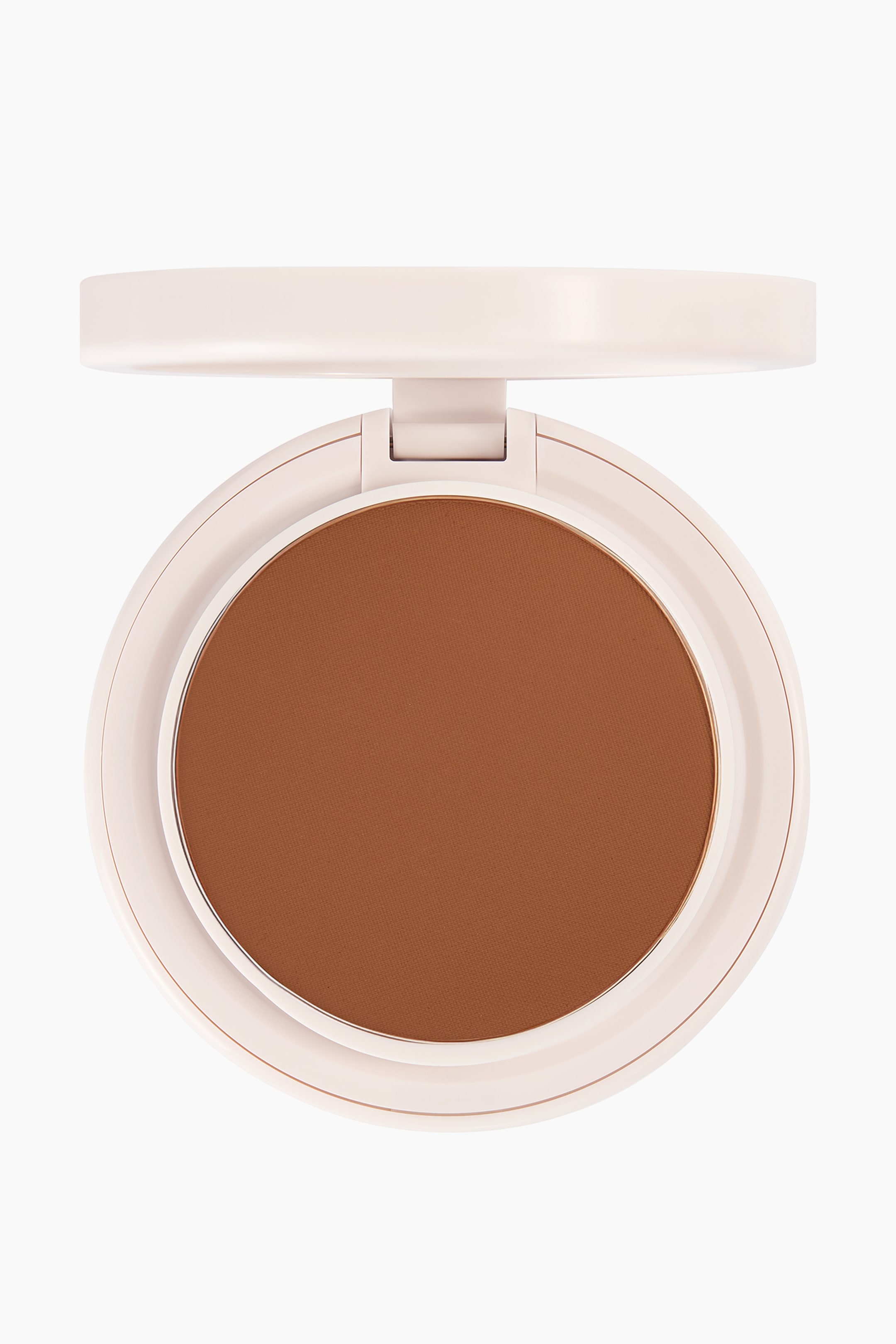Se større billede: Natural Blur Powder Foundation præsenteres i en åben, rund, lyserød kompakt, der vender direkte fremad. Kompakten fremviser et glat, presset pudder i en medium-dyb varm brun nuance.