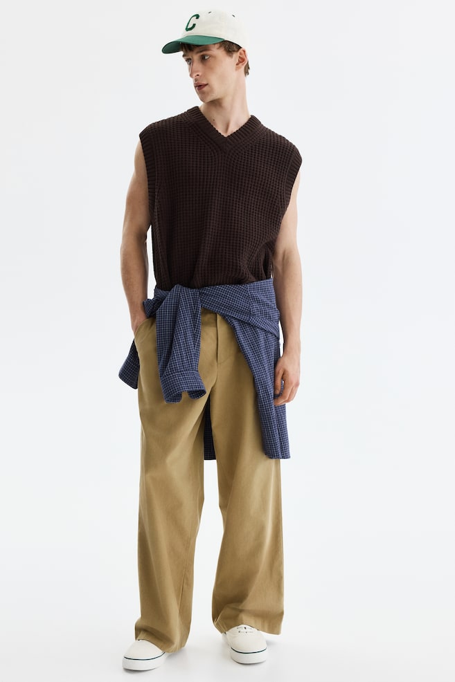 Regular-Fit Sweater Vest - Dark brown/White - 5
