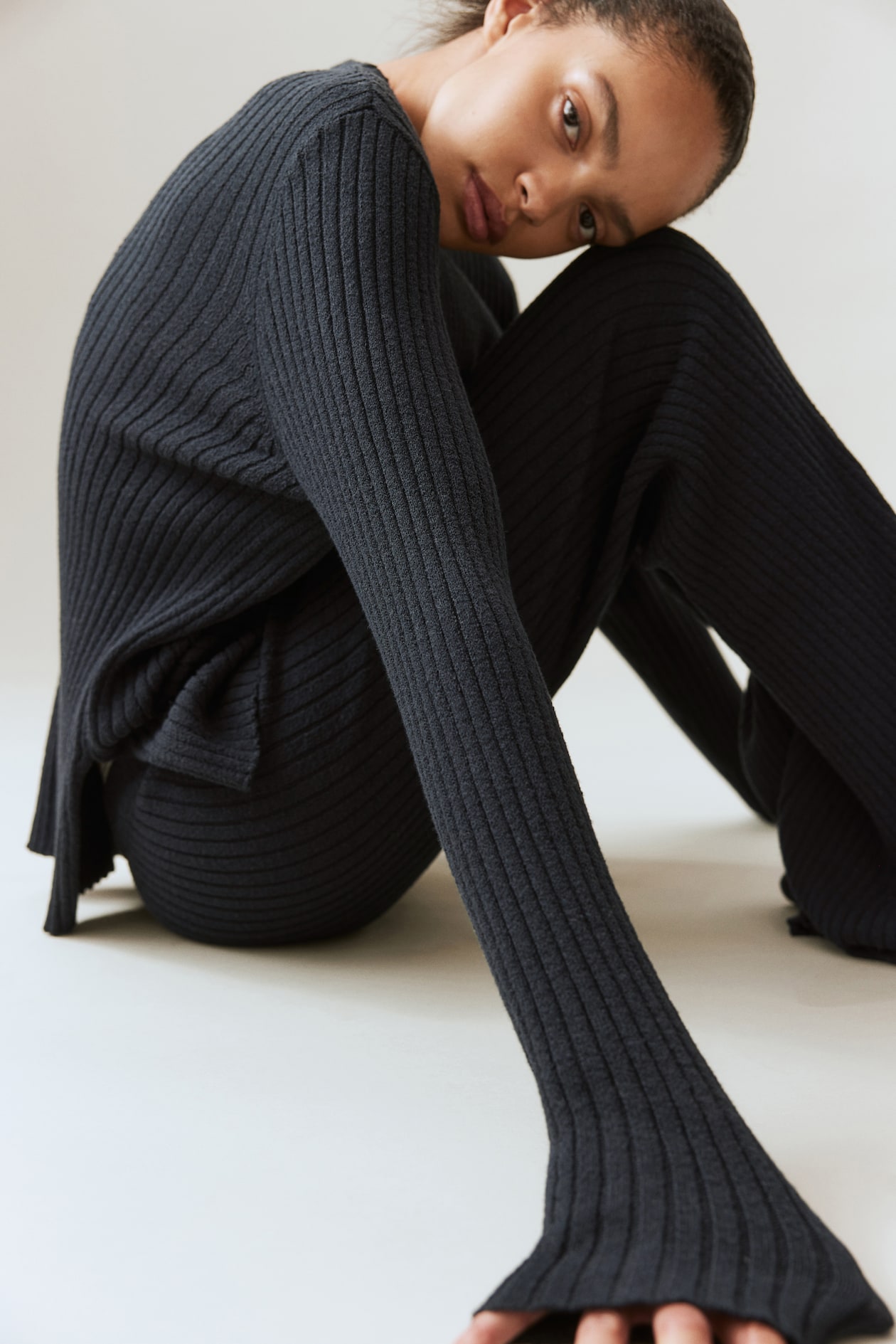 Top en maille côtelée - Quasi noir - FEMME | H&M BE