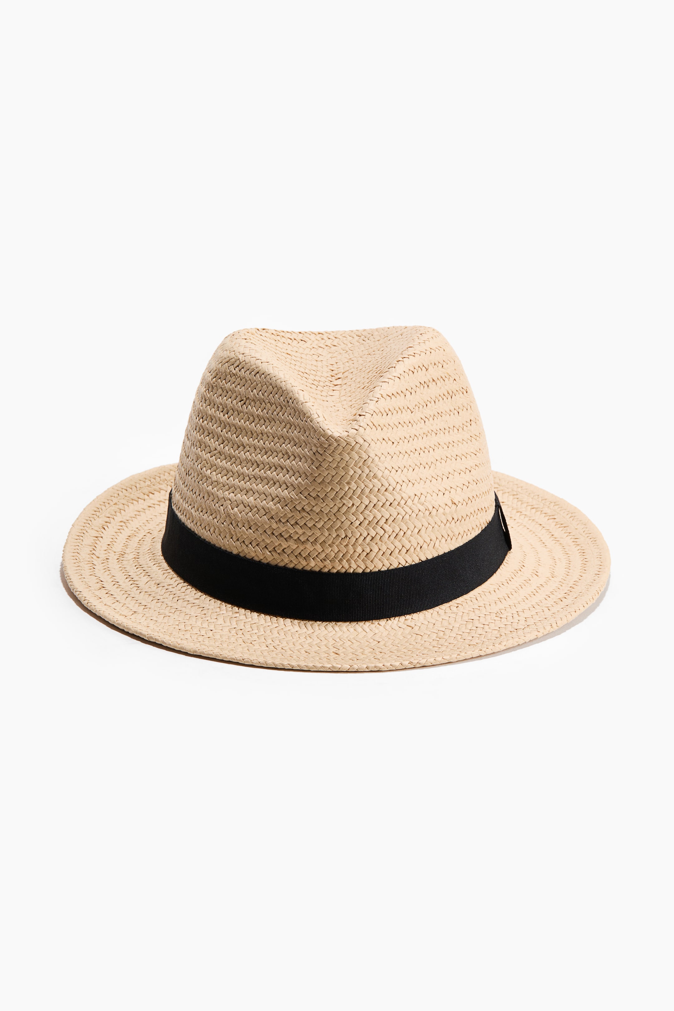 Ampliar la imagen: Un sombrero beige claro se muestra desde el frente, con una construcción de paja de papel trenzado, una corona con pliegues y una banda de grosgrain negro que rodea su base.