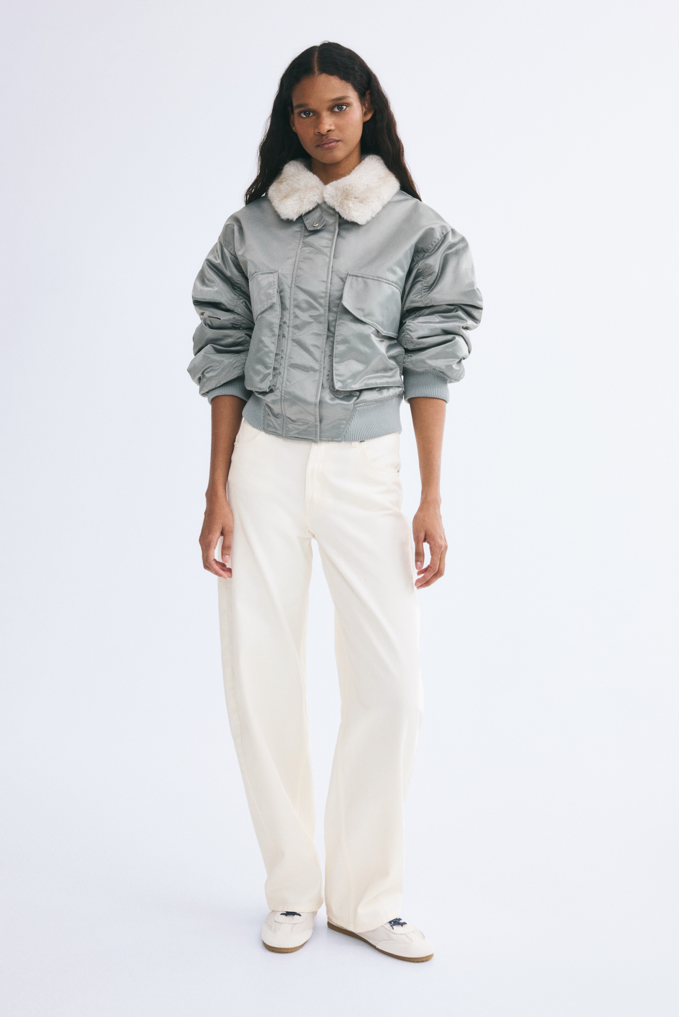 Má»t chiếc quần jeans á»ng barrel cạp cao mà u kem, chụp từ phÃa trưá»c, là m ná»i báºt thiết kế nÄm túi cá» Äiá»n, Äai quần và kiá»u Äóng cúc ÄÆ¡n á» cạp quần.