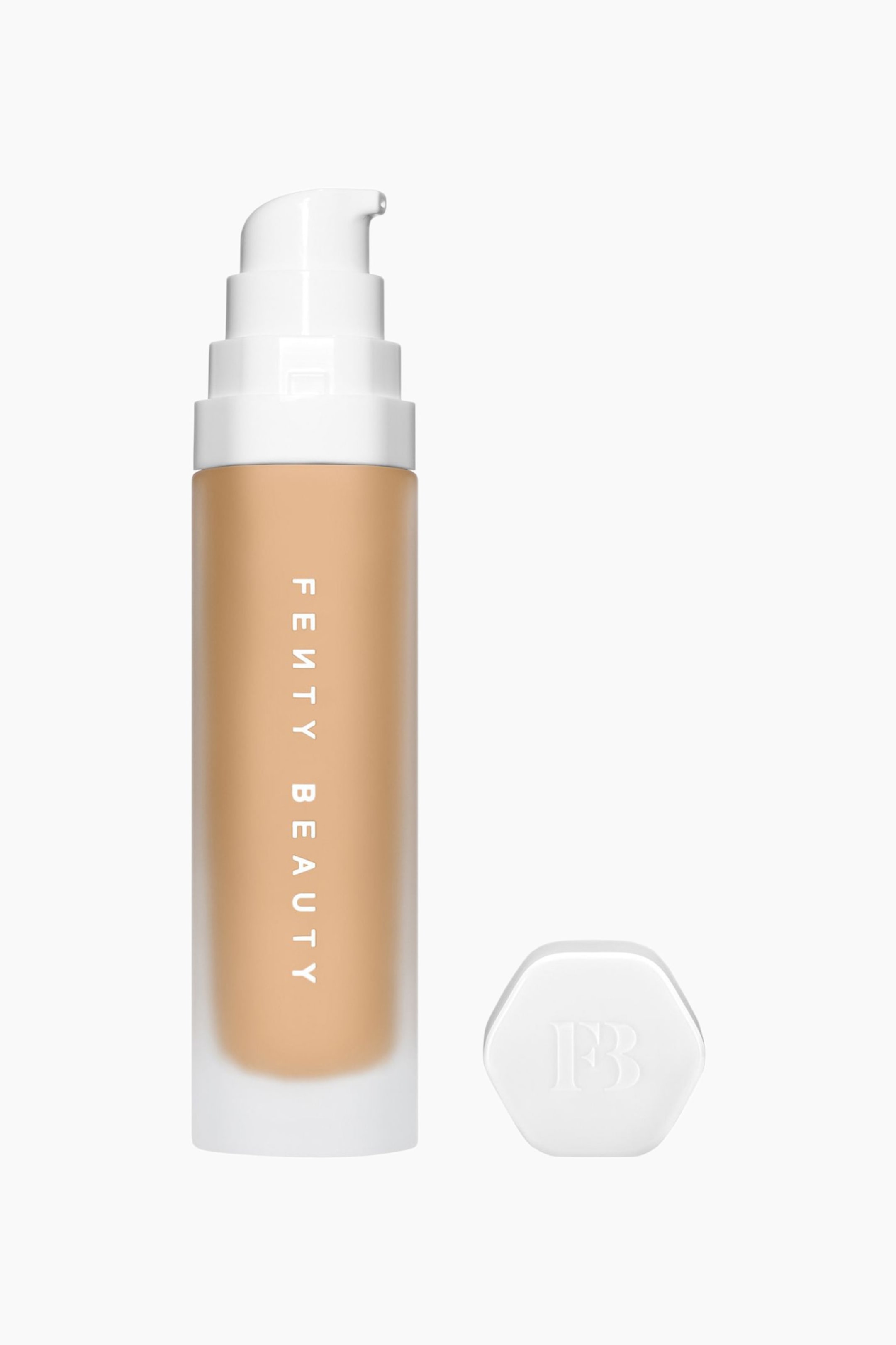 Visa större bild: Soft'lit Naturally Luminous Longwear Foundation står upprätt och visar en ljus-medium tan-nyans genom sin frostade cylindriska flaska med lodrät vit branding. En vit stegpump är fäst upptill, och dess matchande sexkantiga lock ligger löst till höger, med en präglad logotyp på ovansidan.