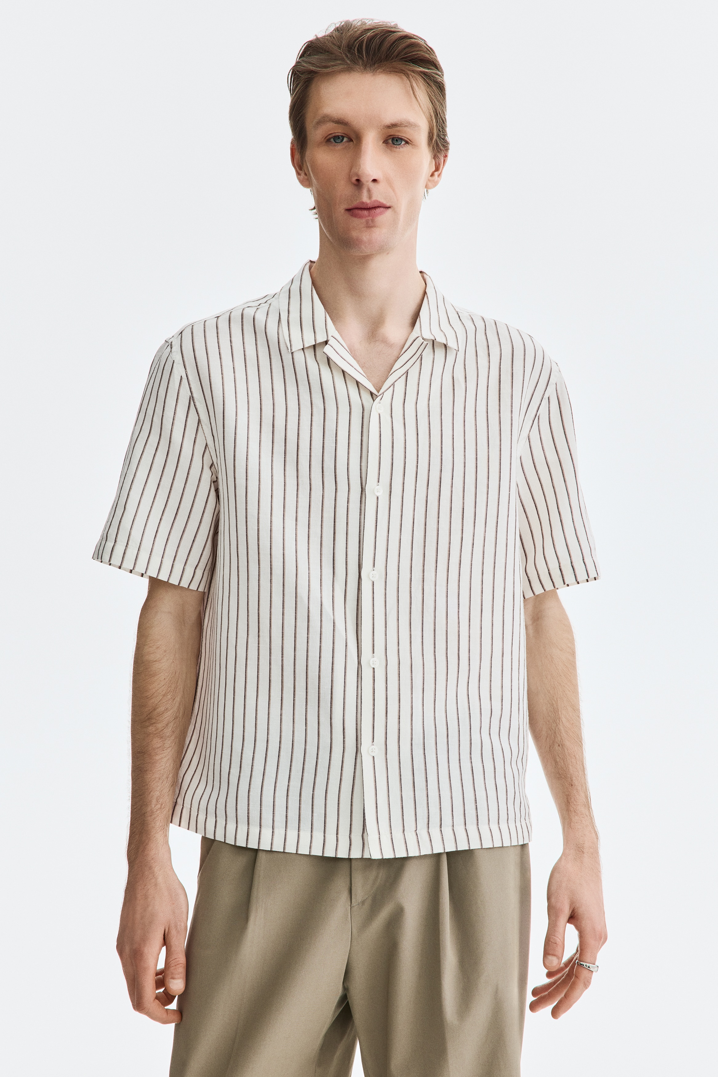 Kortærmet skjorte i hørblanding Relaxed Fit - Hvid/Stribet/Mørk kakigrøn/Støvet blå/Lys beige/Sort