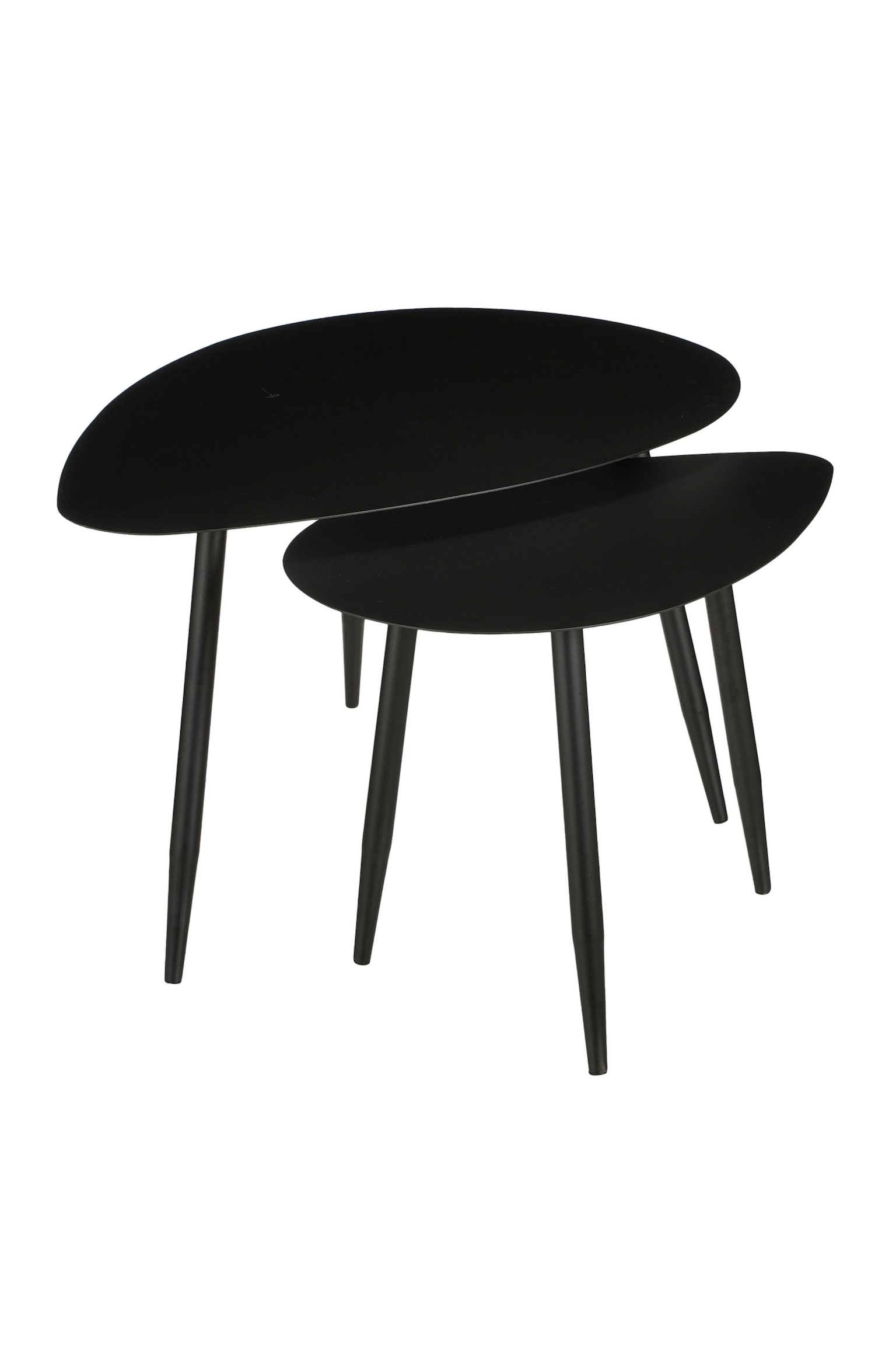 Ein Set aus zwei mattschwarzen Beistelltischen mit organisch geformten, kieselsteinartigen Tischplatten. Der kleinere Tisch ist teilweise unter dem gröÃeren eingeschoben, wobei beide über drei konisch zulaufende, runde Beine verfügen.