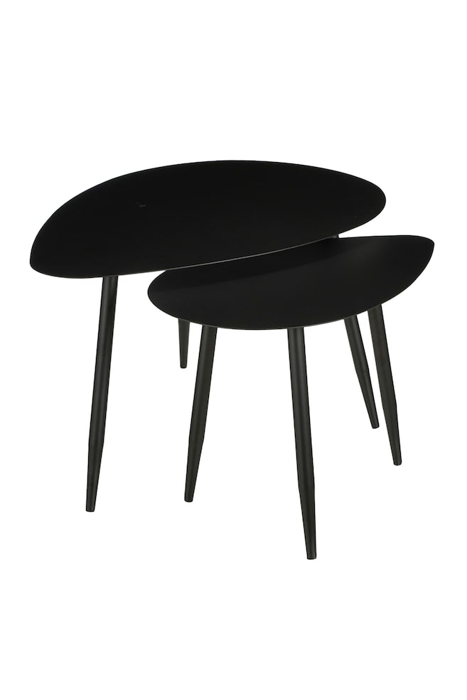 Un ensemble de deux tables gigognes noir mat présentant des plateaux organiques en forme de galet. La table la plus petite est partiellement glissée sous la plus grande, toutes deux étant dotées de trois pieds ronds fuselés. - 1