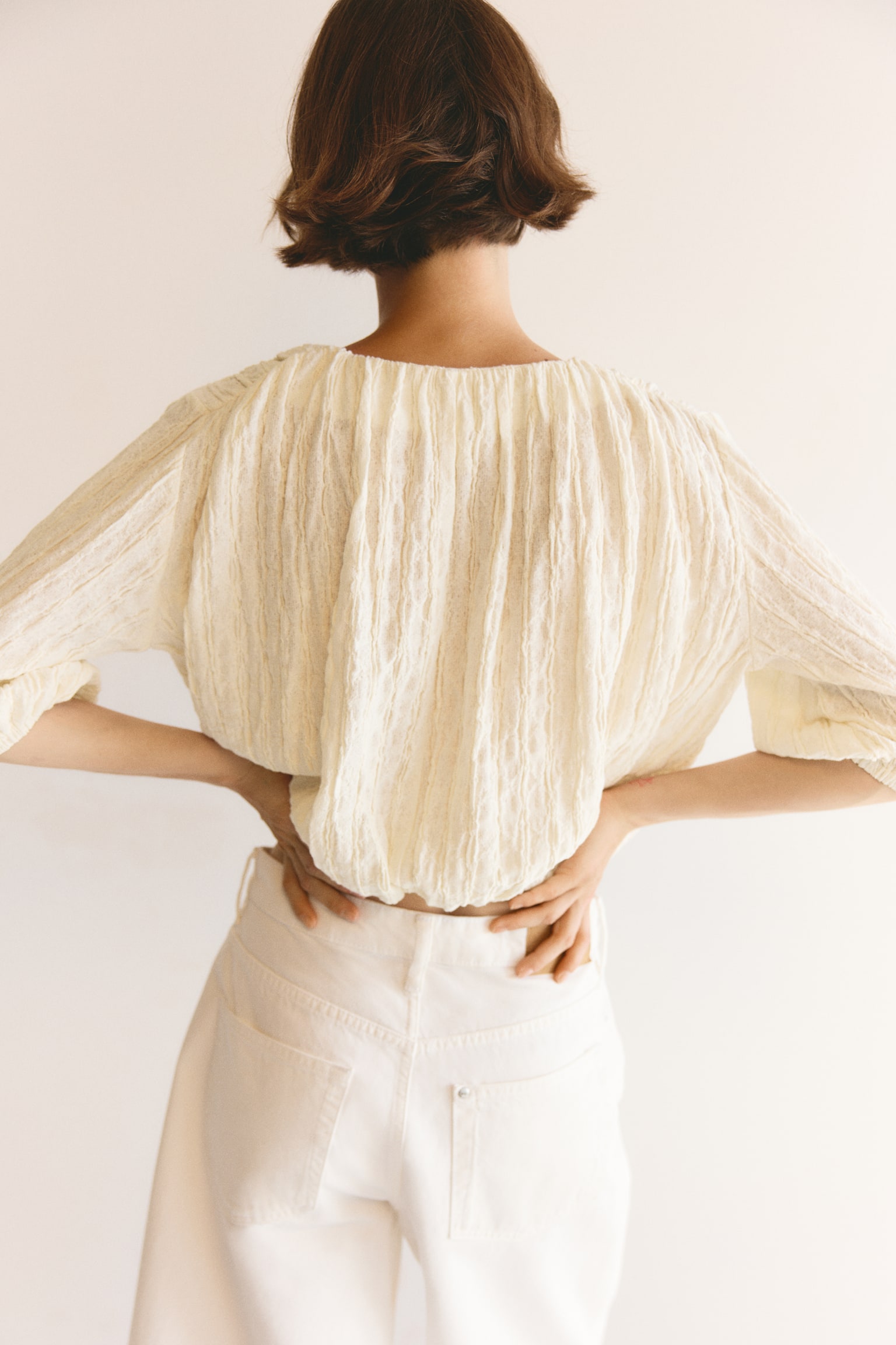 Женская блузка H&M Textured Bubble-Hem, цвет: Кремовый — фото 4