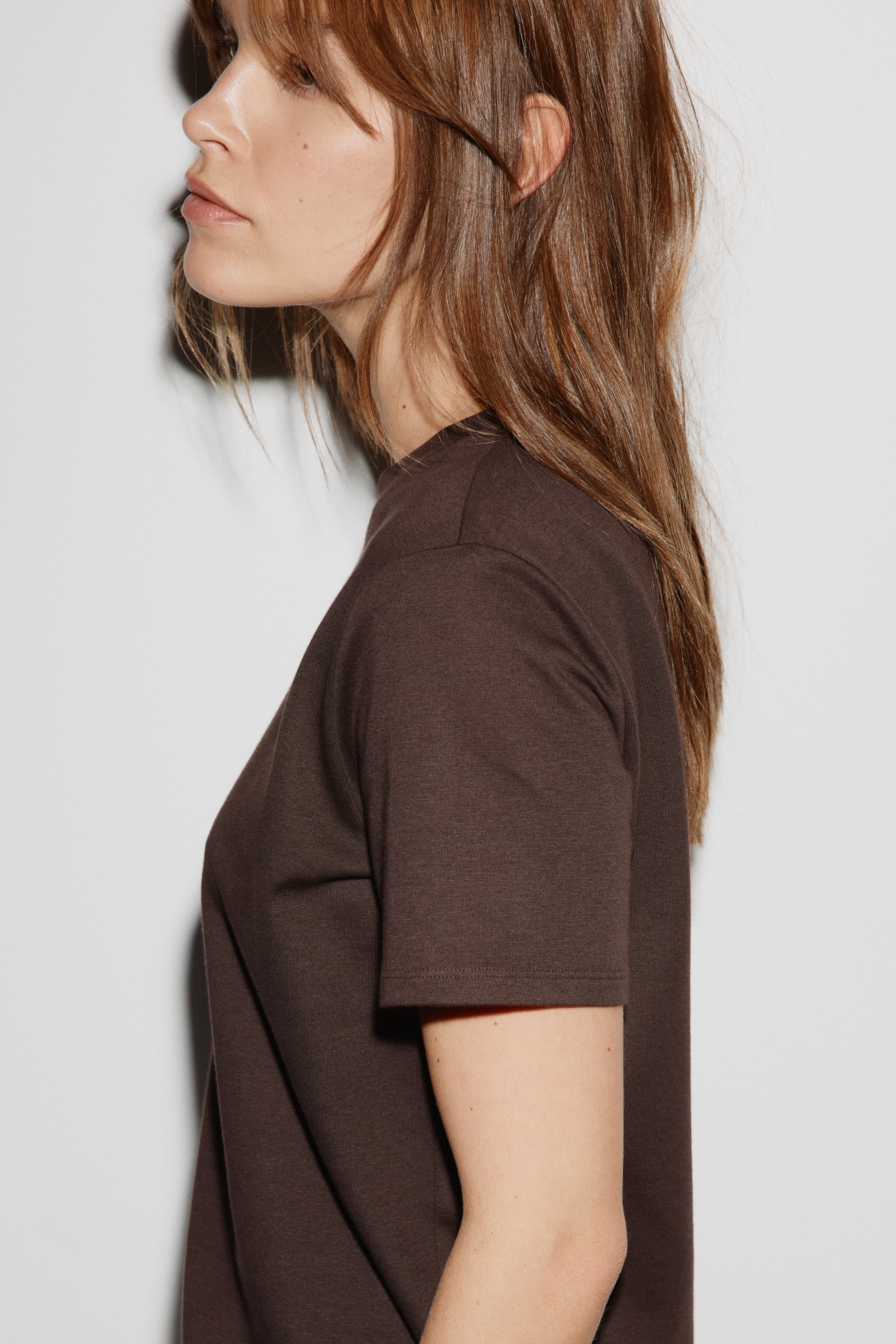 【未使用】amateras オフショルダー 長袖 トップス ダークブラウン Cooling Regular Fit Tシャツ - ダークブラウン - レディース | H&M JP