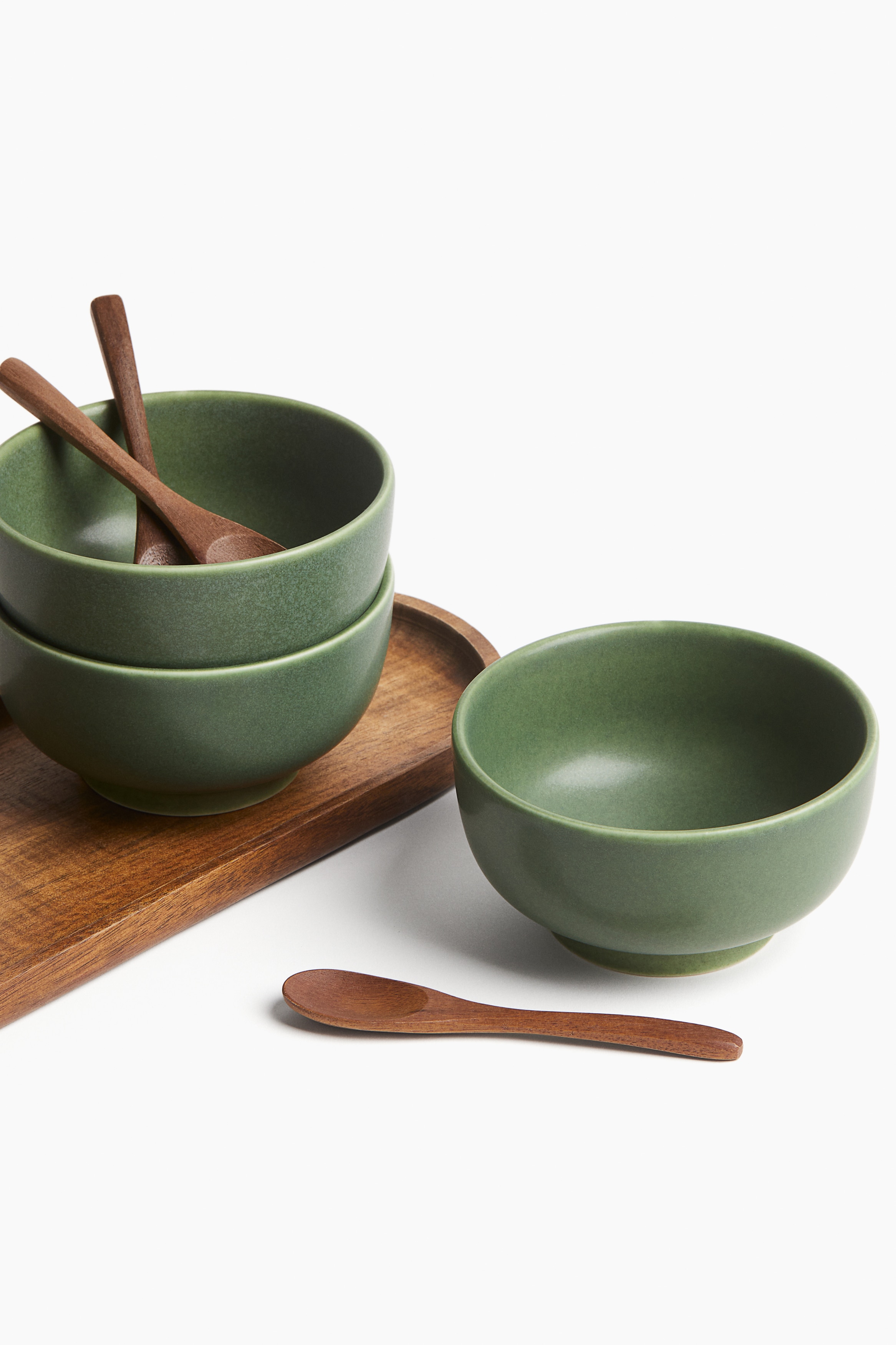 Bloomingville Pixie Servierschale 28,5 cm – Grüne Steingut-Schüssel mit braunem Rand, handgefertigt & glasiert – Große Schale für Salat, Pasta & stilvolles Servieren im dänischen Design