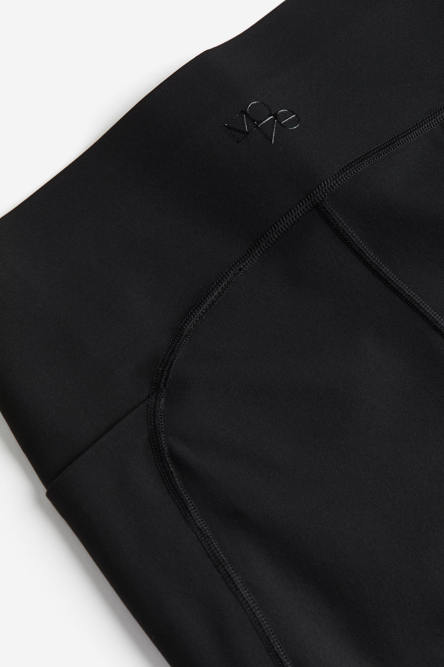 Pocket-detail sports leggings in ShapeMove™ - Black - 3