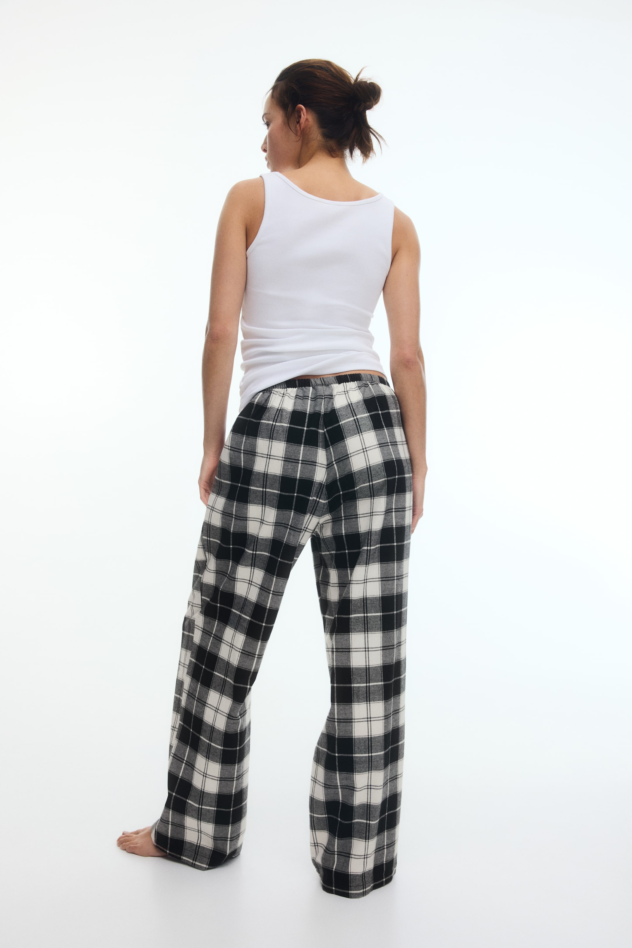 Ver imagem maior: MAMA Calças de pijama em flanela - Branco/Quadrados pretos - SENHORA | H&M PT 5
