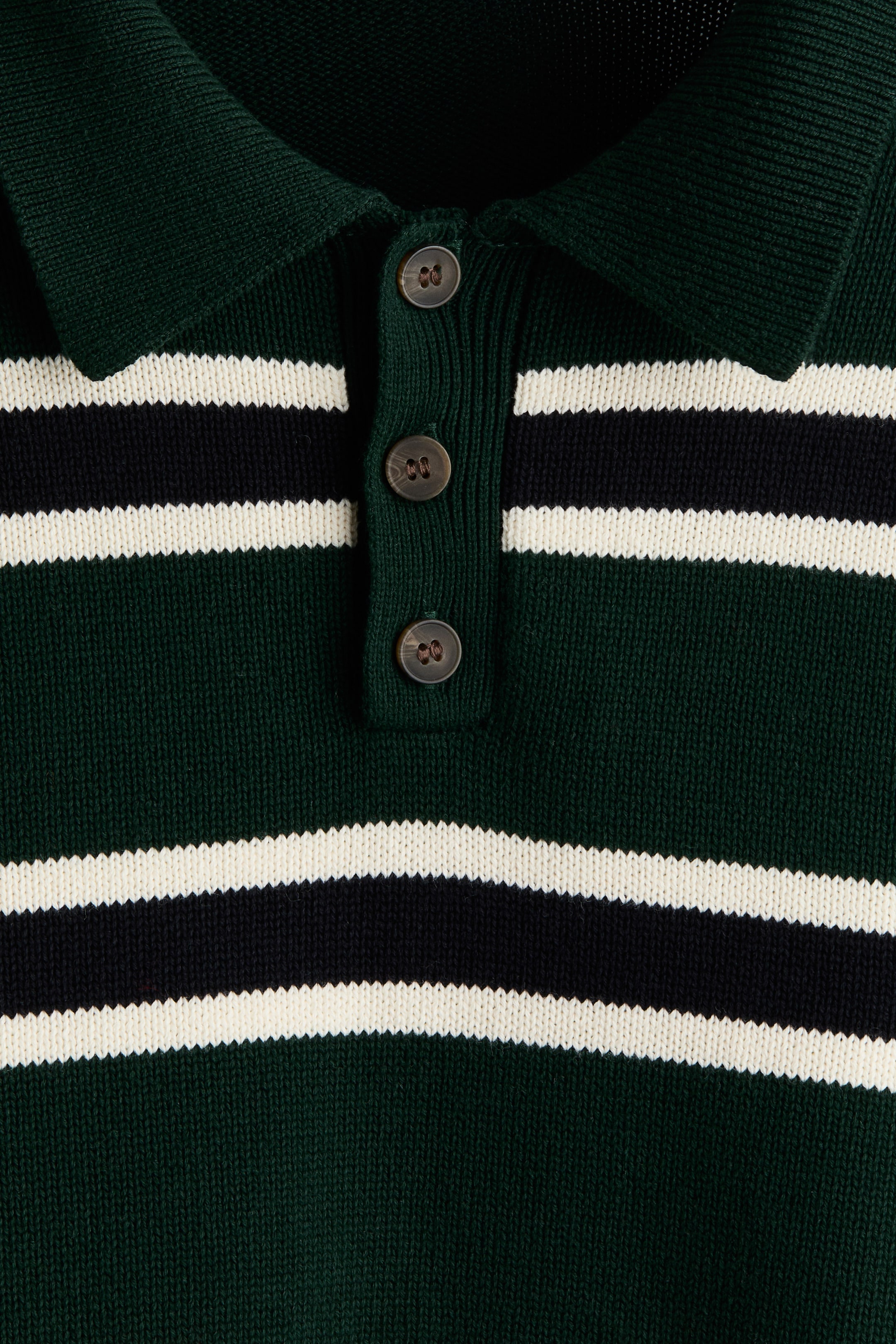 Ver imagen más grande: Loose Fit Knitted polo shirt - Verde oscuro/Rayas - HOMBRE | H&M ES 2