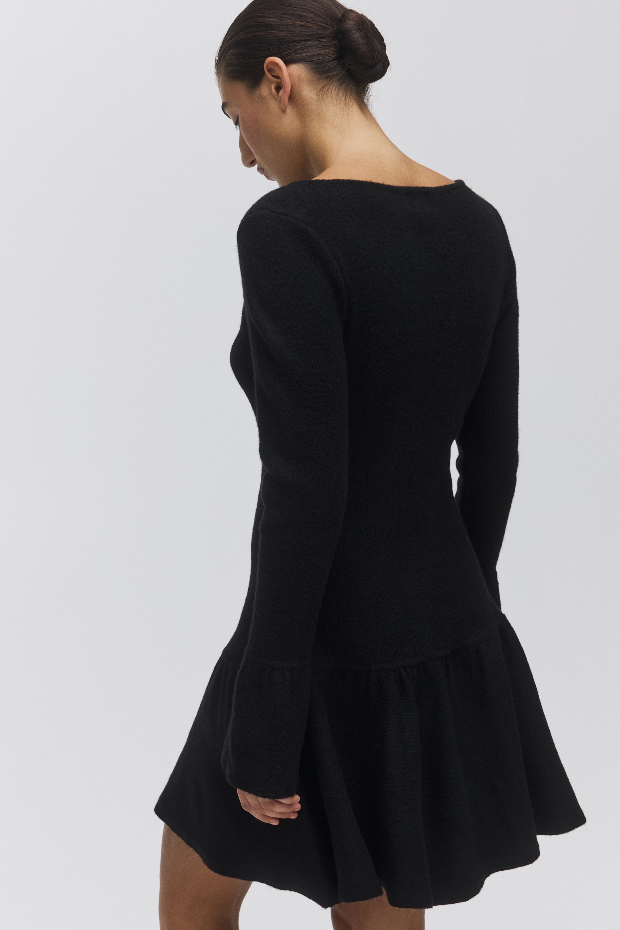 查看大圖: Flounced rib-knit dress - 黑色 | H&M 4