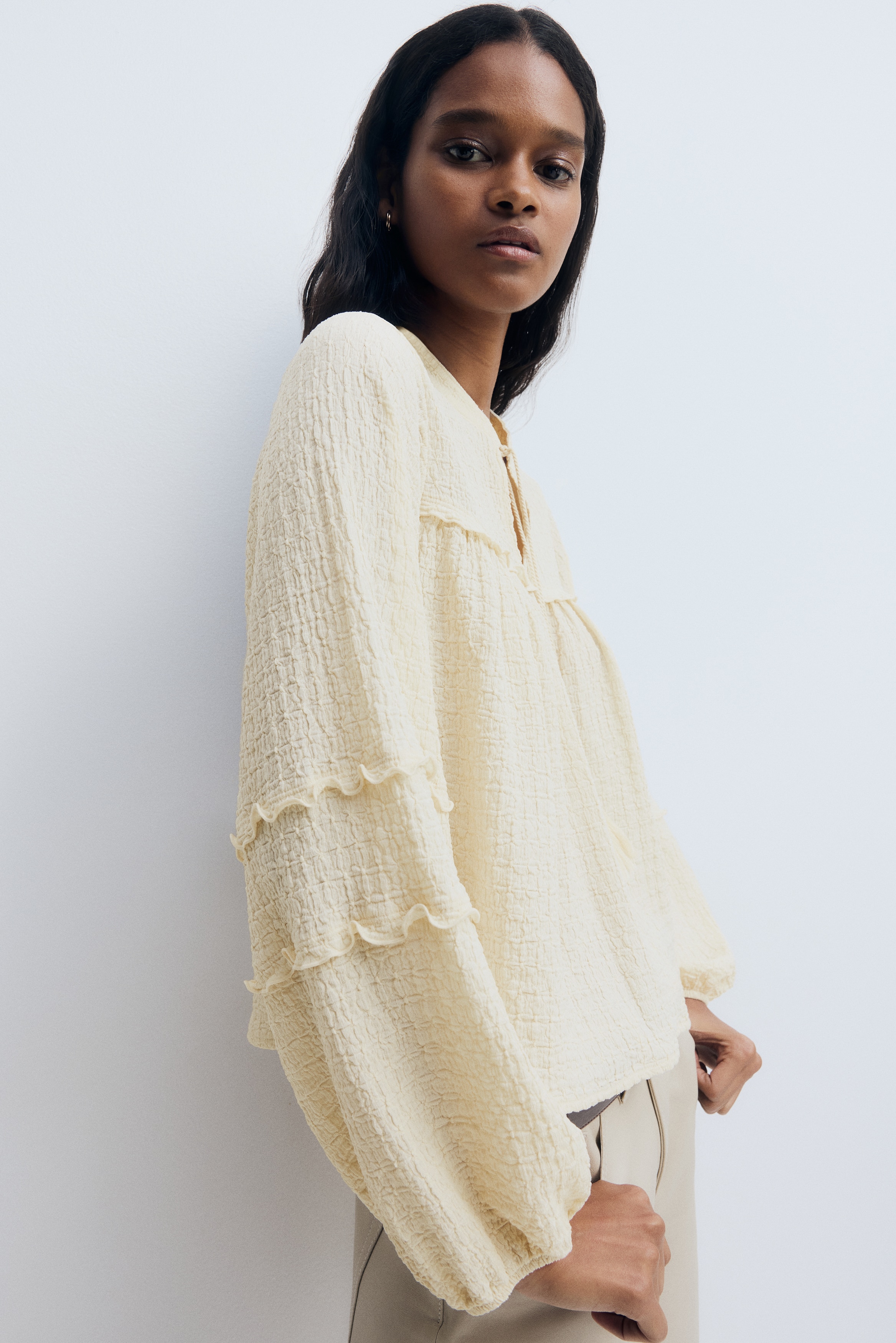 H & M - クリンクルジャージーブラウス - ベージュ