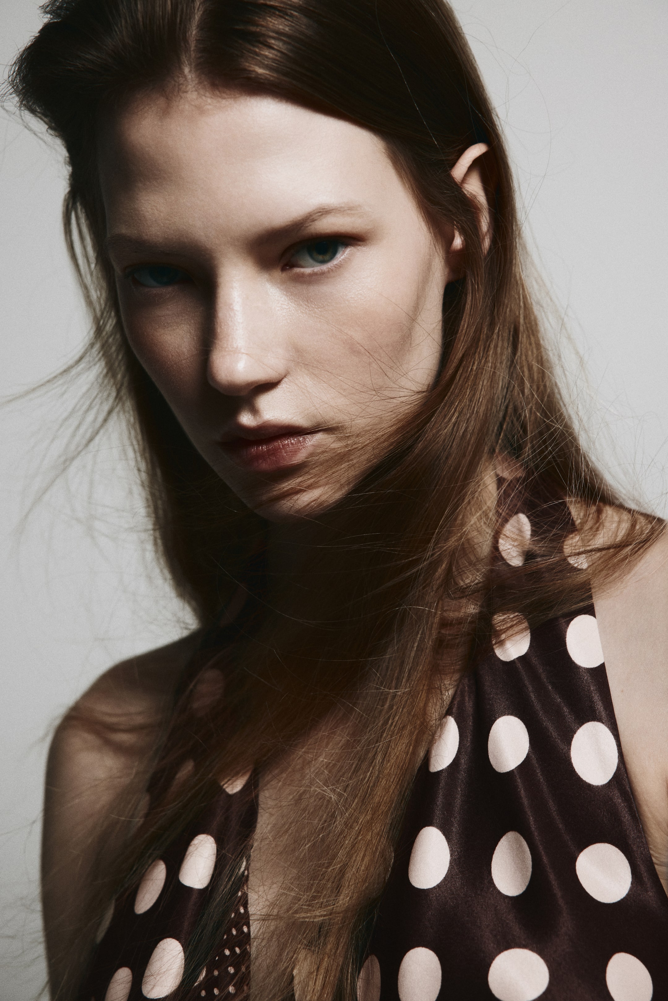 Visa större bild: Halterneck-topp i satin - Mörkbrun/Prickig - DAM | H&M SE 1