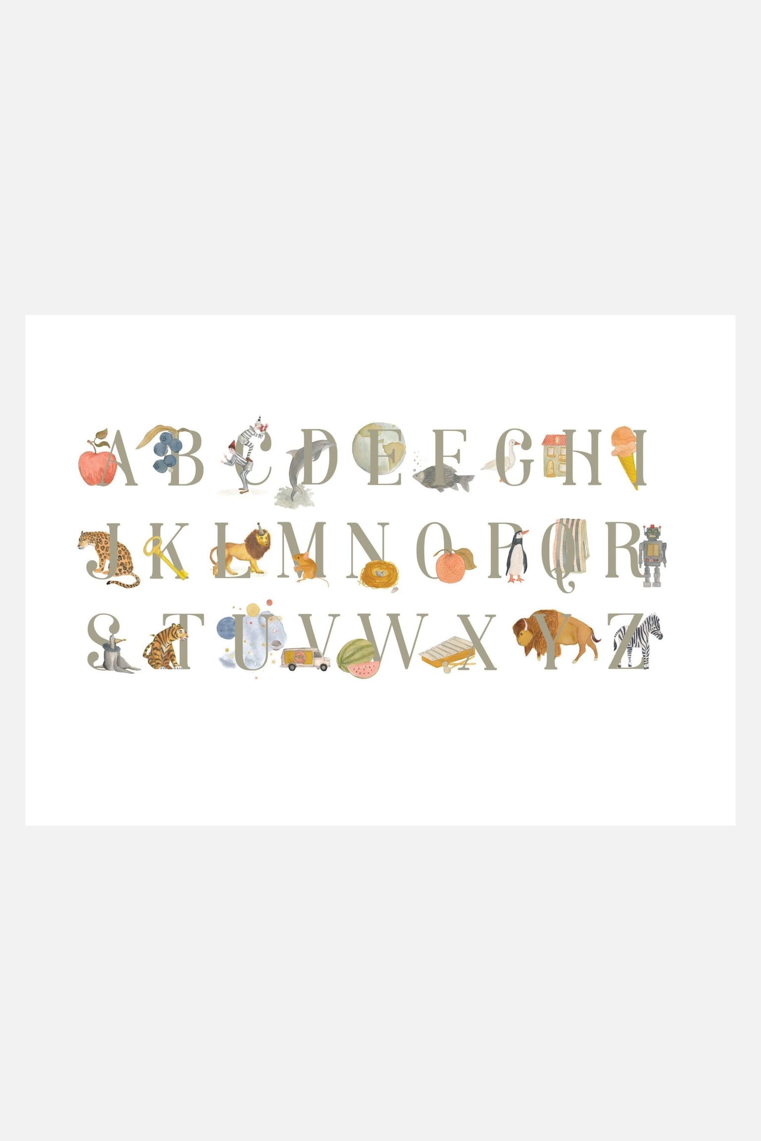 Cette affiche alphabet illustrÃ©e prÃ©sente les lettres de A Ã  Z disposÃ©es en trois rangÃ©es horizontales. Chaque lettre grise attÃ©nuÃ©e, en police serif, est associÃ©e Ã  une illustration douce, de style aquarelle, reprÃ©sentant un animal ou un objet correspondant, comme une pomme pour A, un lion pour L et un zÃ¨bre pour Z. - 1