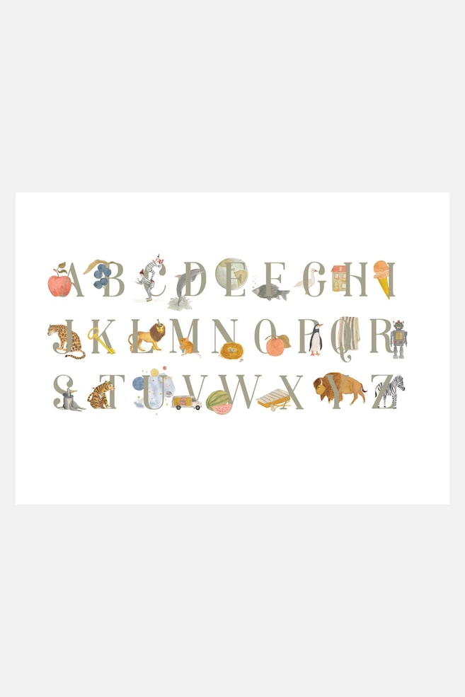 Esta impressão ilustrada do alfabeto apresenta as letras de A a Z dispostas em três filas horizontais. Cada letra serifada em cinzento suave interage com uma ilustração em estilo aguarela, em tons suaves, de um animal ou objeto correspondente, como uma maçã para A, um leão para L e uma zebra para Z. - 1