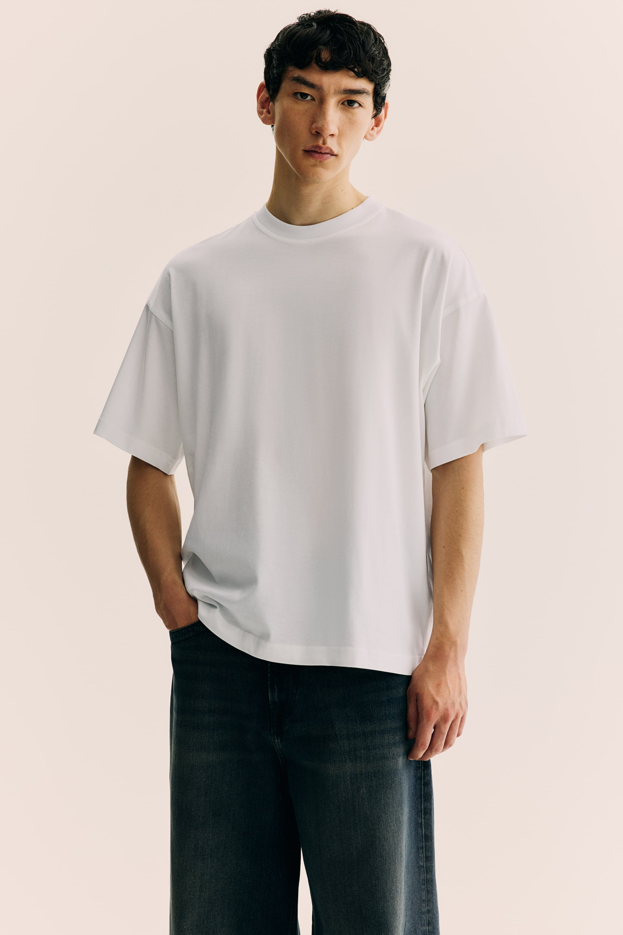 Oversized Fit T-shirt - Round Neck - Short sleeve - White - Men | H&M US