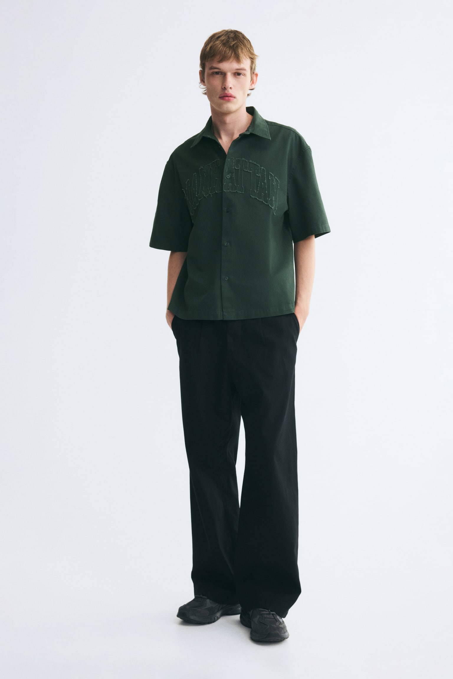 Мужская рубашка H&M Relaxed-Fit Short-Sleeved Appliquéd, цвет: Тёмный зелёный — фото 3