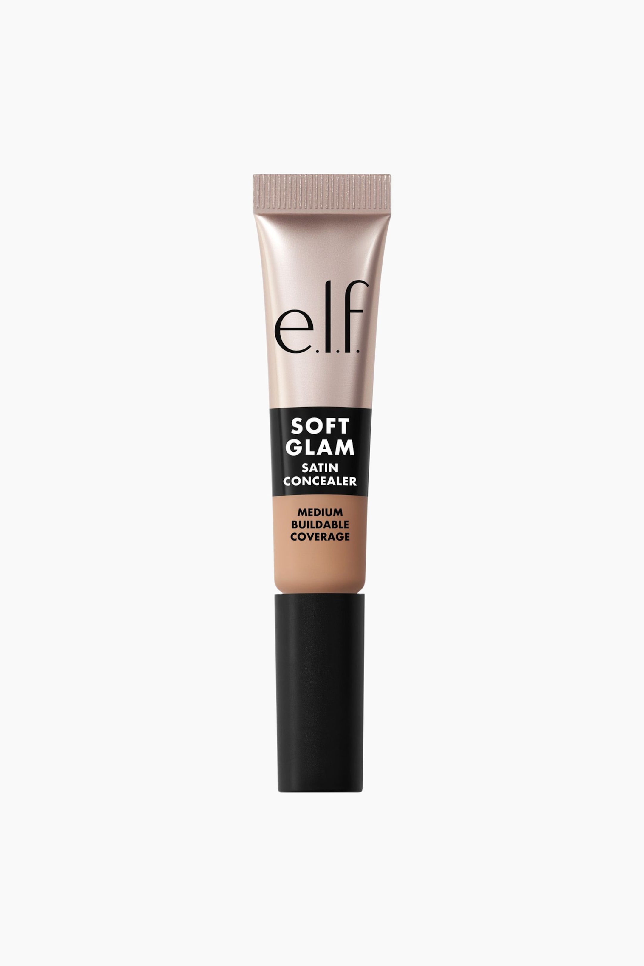Näytä suurempi kuva: e.l.f. Soft Glam Satin Concealer -tuubi seisoo pystyasennossa, eteenpäin suunnattuna. Tuubin yläosa on ruusukultainen ja siinä on uritettu korkki; se siirtyy mustaan osaan, jossa valkoisin kirjaimin lukee "SOFT GLAM SATIN CONCEALER" ja "MEDIUM BUILDABLE COVERAGE". Tuubin alaosa on keskitumma beige ihonsävy ja se yhdistyy mattamustaan korkkiin.