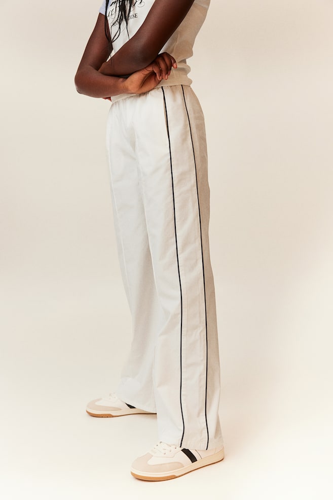 Pantaloni sportivi con profili decorativi - Bianco/blu scuro/Nero/bianco - 4