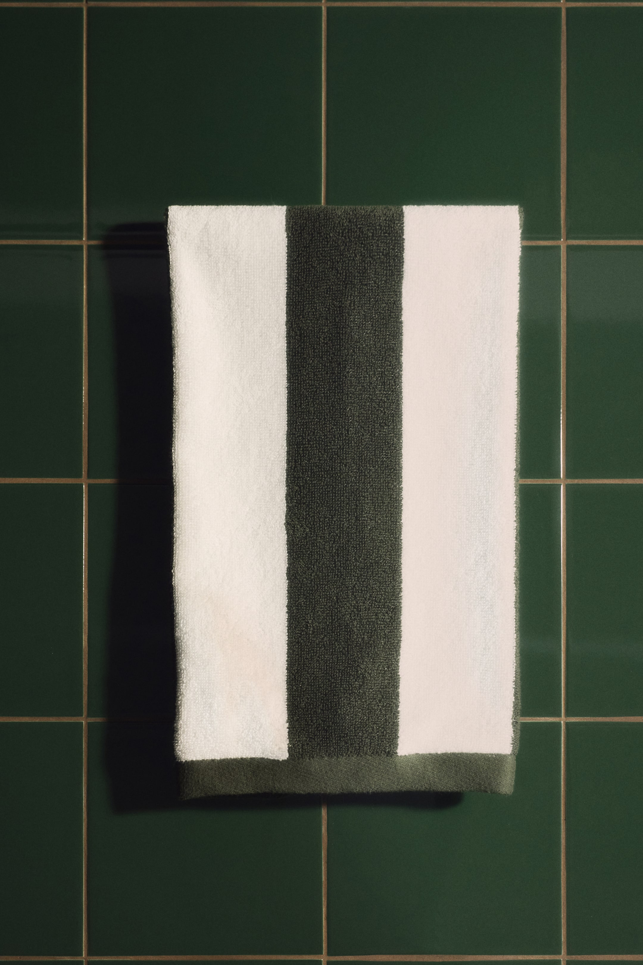 Visualizza immagine più grande: Asciugamano a righe - Verde scuro/bianco righe - HOME | H&M IT 1