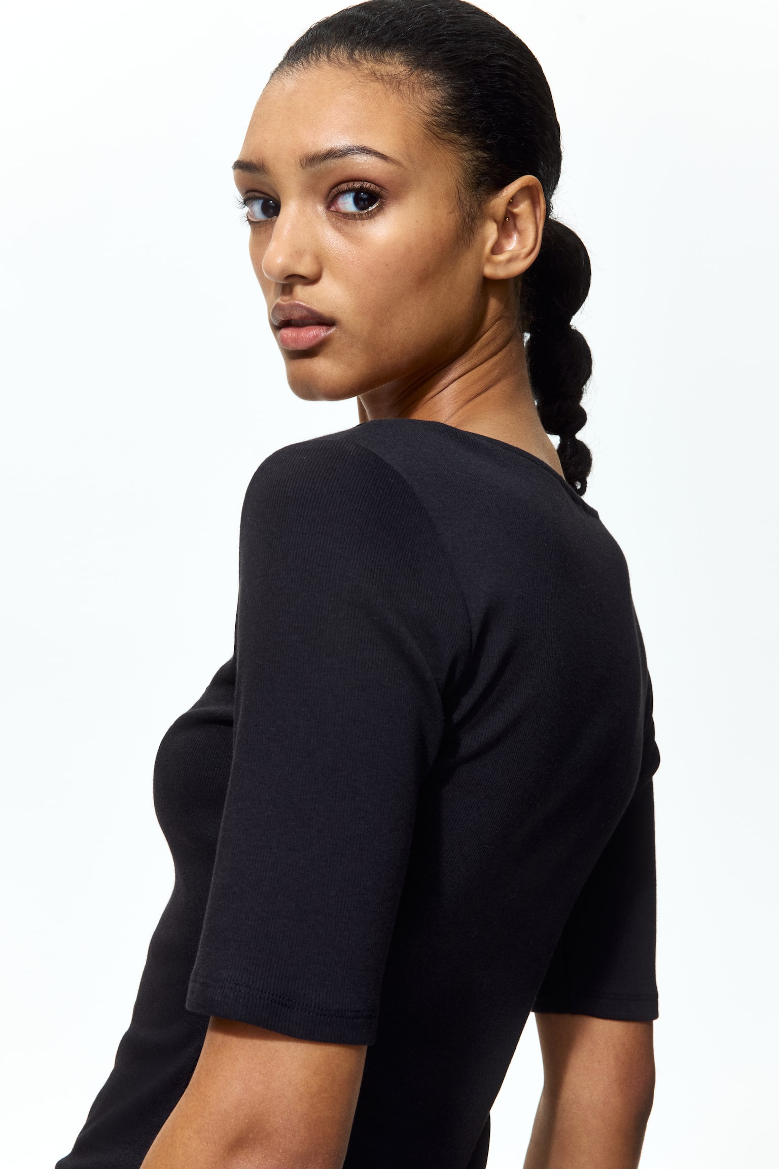 חולצת ריב עם צווארון וי - שחור/לילך/לבן - 4