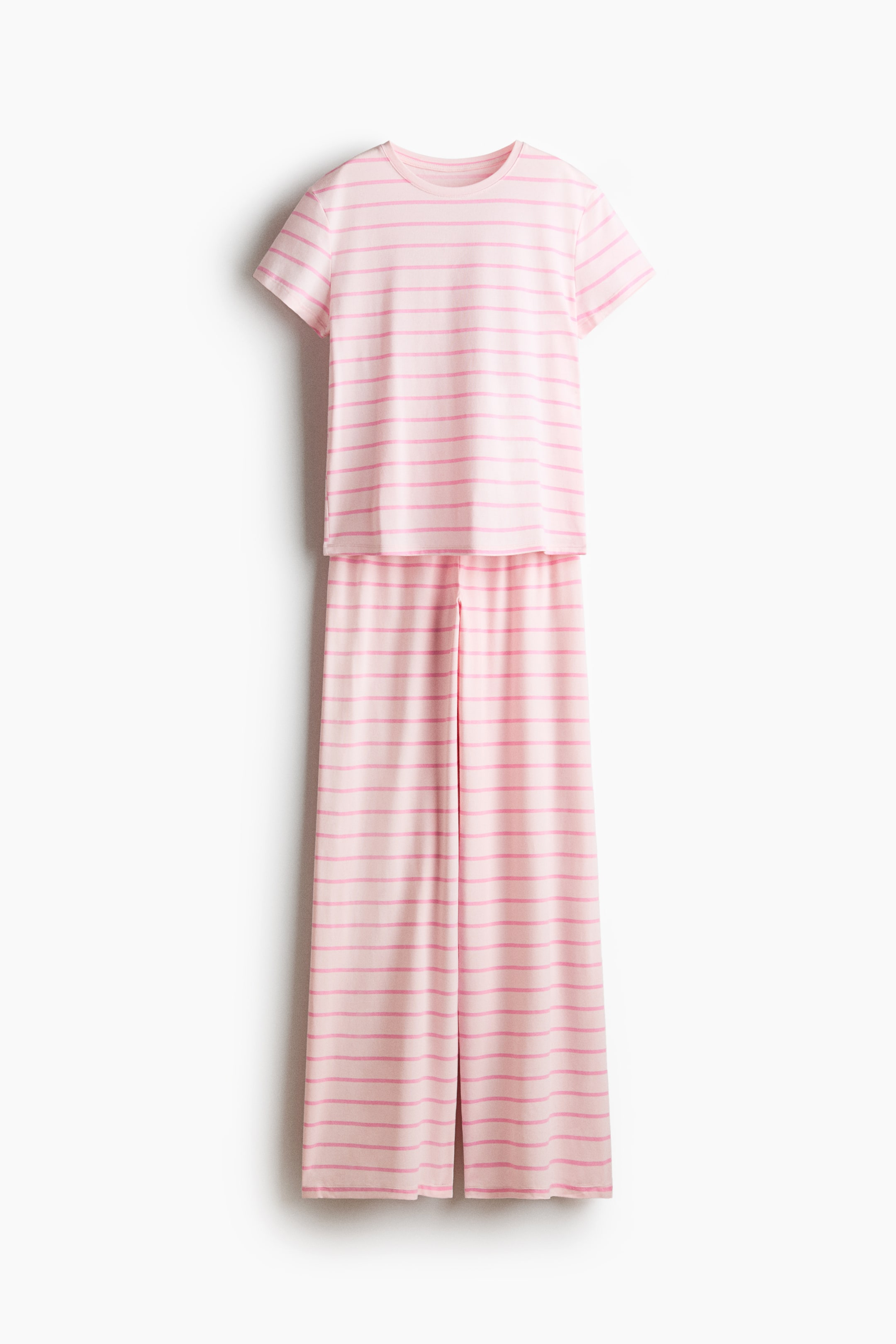 Grotere afbeelding bekijken: Een pyjamaset met lichtroze en donkerroze strepen wordt van voren weergegeven, bestaande uit een T-shirt met korte mouwen en ronde hals en een bijpassende broek met wijde pijpen. Beide items hangen recht en benadrukken een ontspannen pasvorm en een gelijkmatig horizontaal streeppatroon.