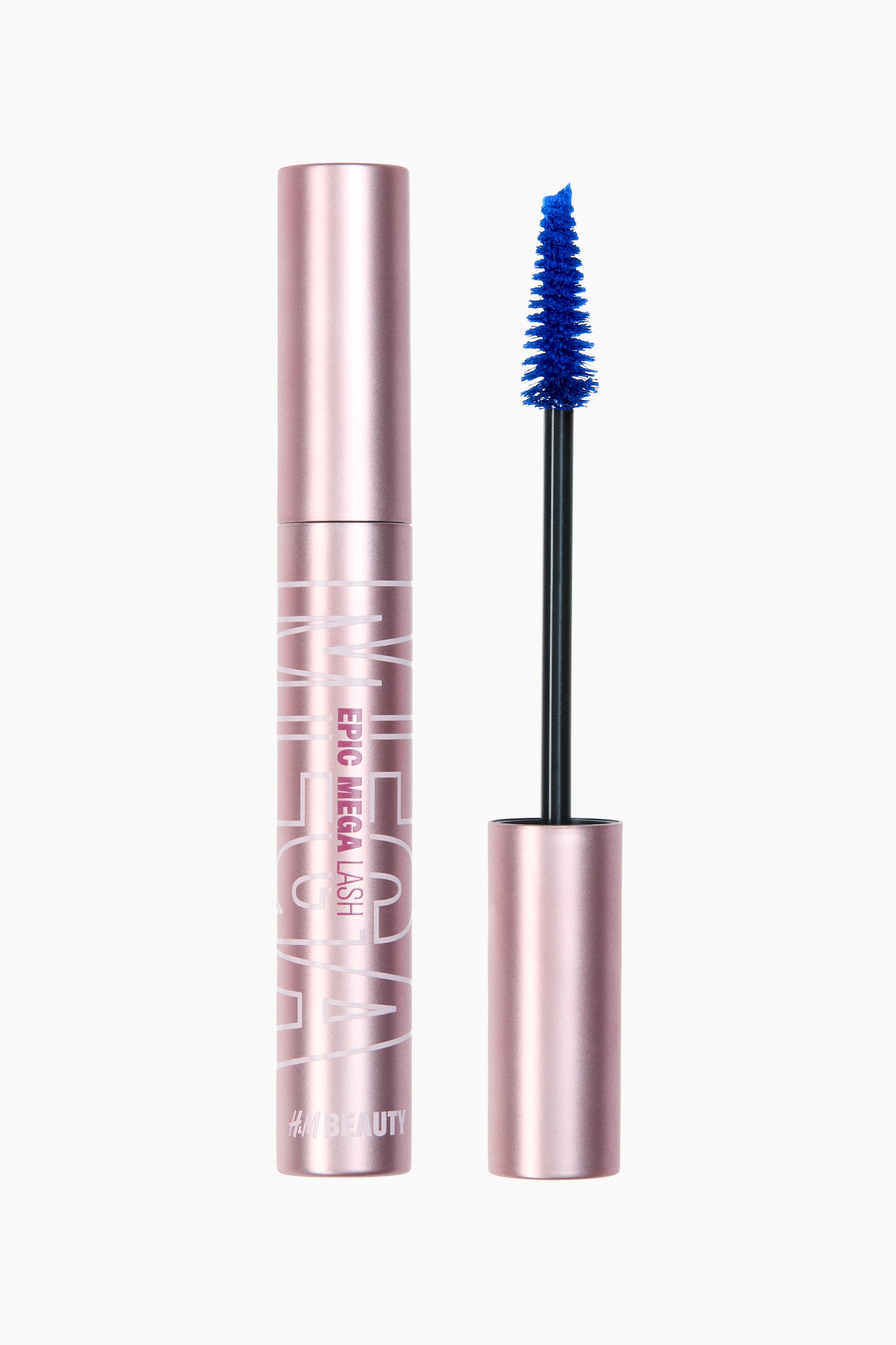 Näytä suurempi kuva: Metallinen ruusukultainen ripsiväriputkilo seisoo pystyasennossa, ja sen etupuolella lukee "EPIC MEGA LASH" ja "H&M BEAUTY". Vieressä on ripsivärisivellin, jossa on musta varsi ja kartionmuotoinen harjakärki, jonka tiheät, kirkkaansiniset kuidut ovat peittyneet sinisellä ripsivärillä.
