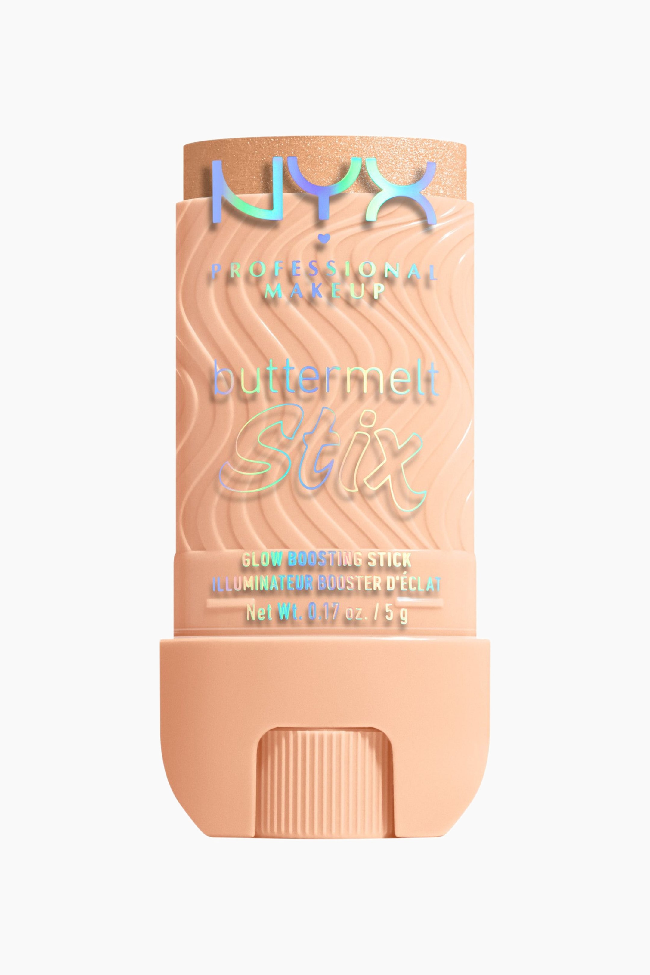 Visa större bild: Ett persikatonat kosmetiskt stift står upprätt, vänt rakt framåt. Ett skimrande gyllene innehåll sträcker sig upp ur toppen, och stiftets huvudparti har en vågig präglad textur med iriserande "NYX buttermelt Stix"-branding, medan en räfflad vridmekanism är synlig vid basen.