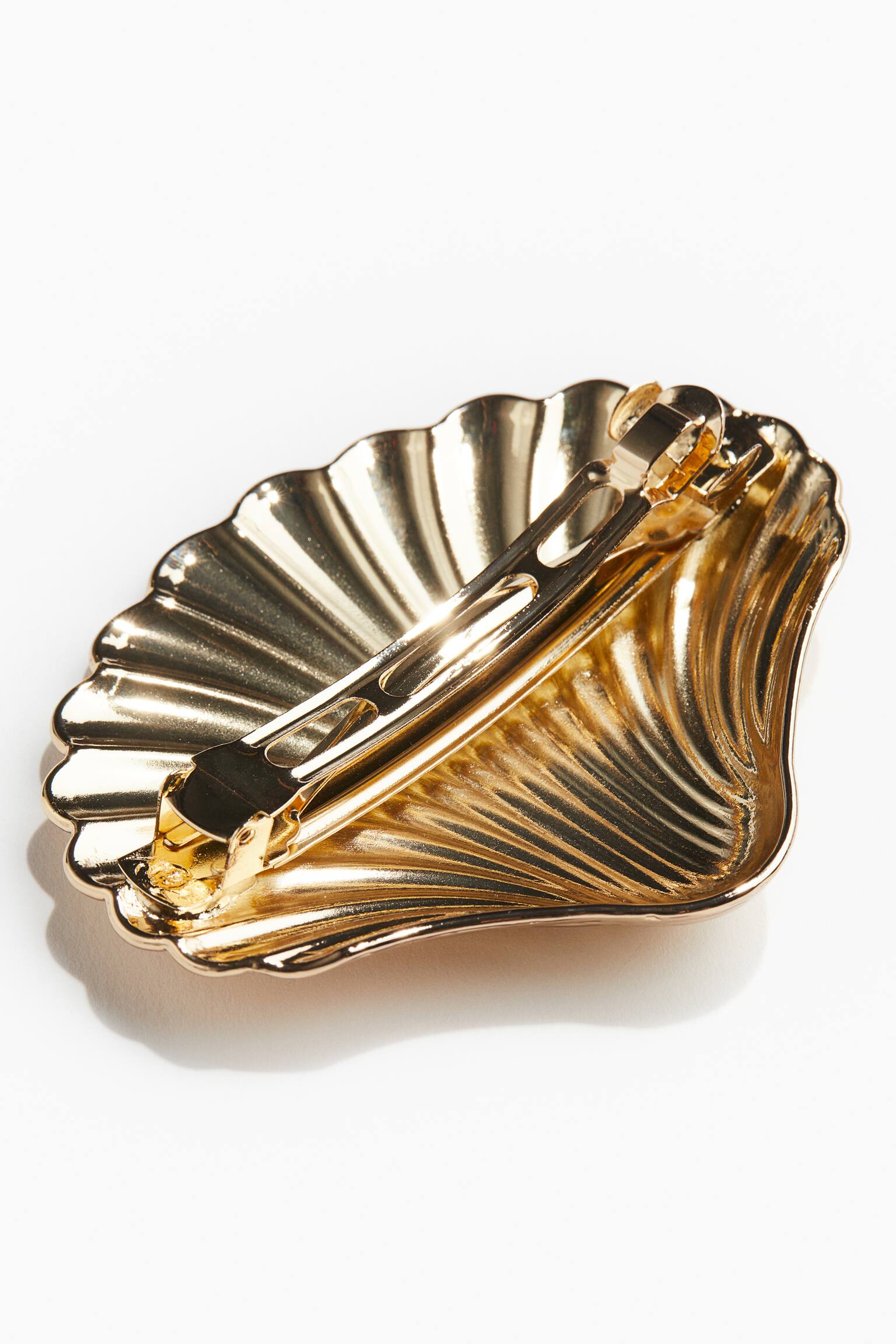 Shell shaped Hair Clip Gold coloured Ladies H M GB shell-shaped-hair-clip-gold-coloured-ladies-h-m-gb