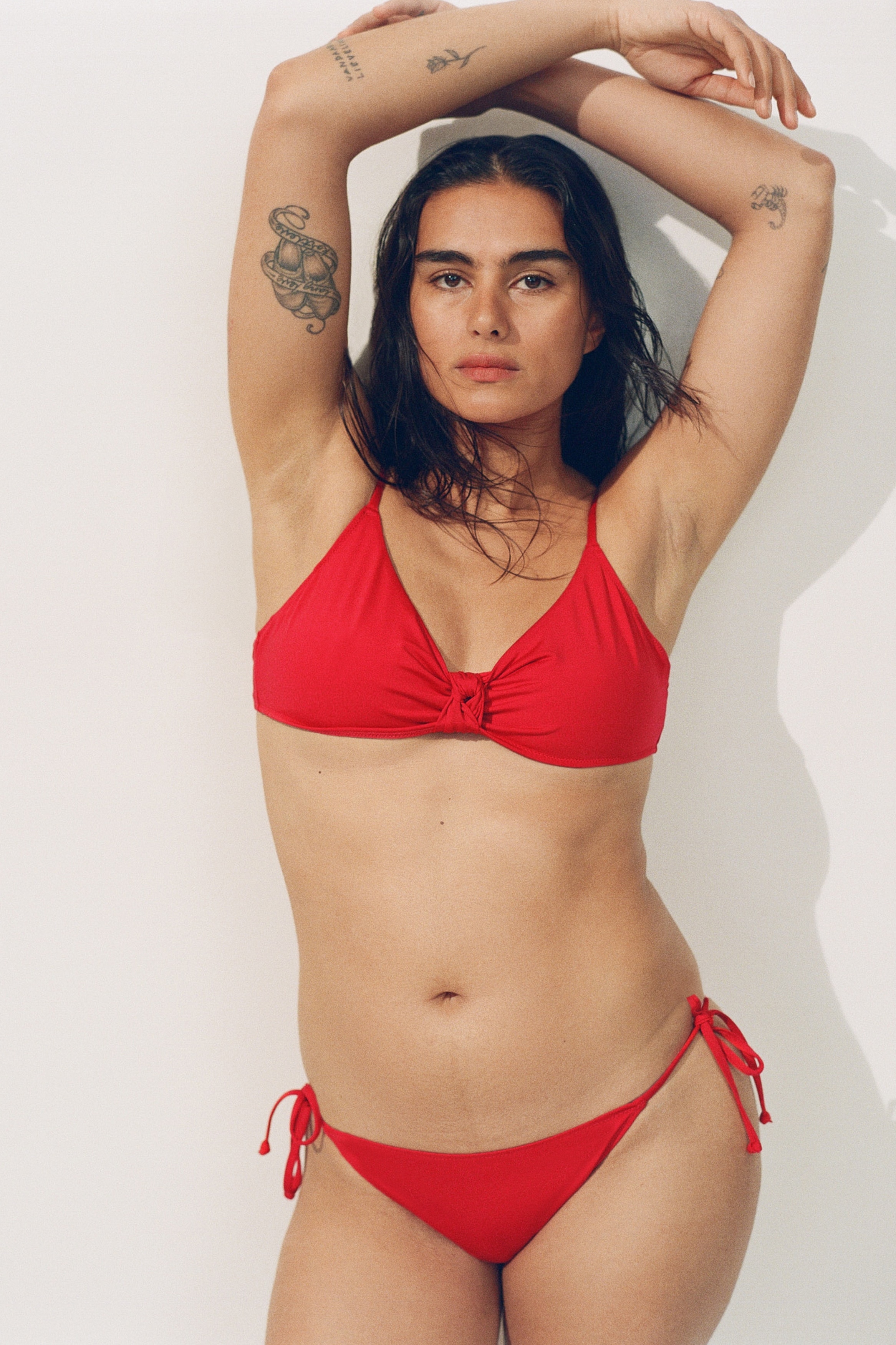 Haut de maillot paddé avec détail noué - Rouge/Jaune/Abricot/Noir