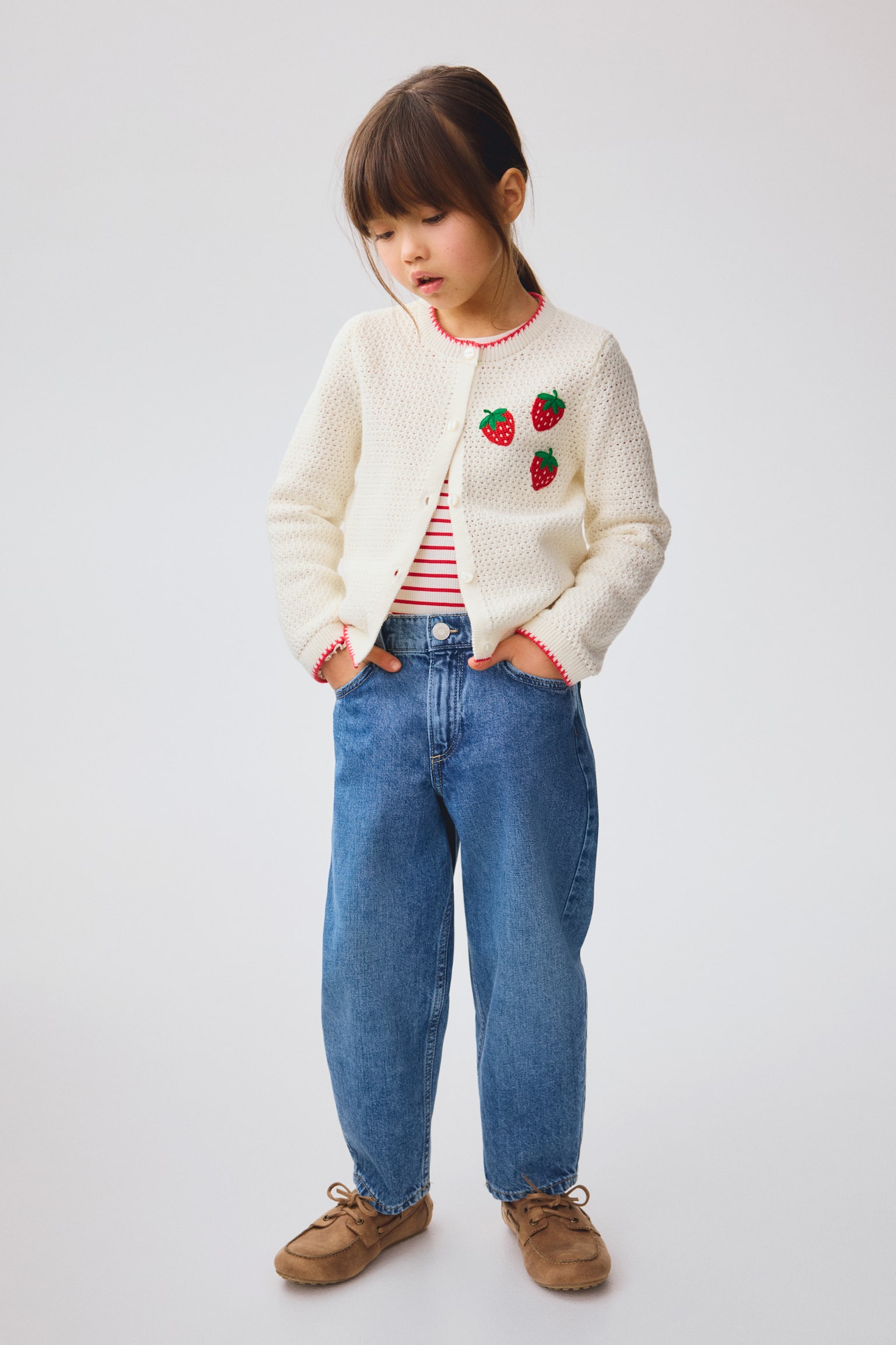 Bestickter Cardigan in Ajourstrick - Cremefarben/Erdbeeren - 5