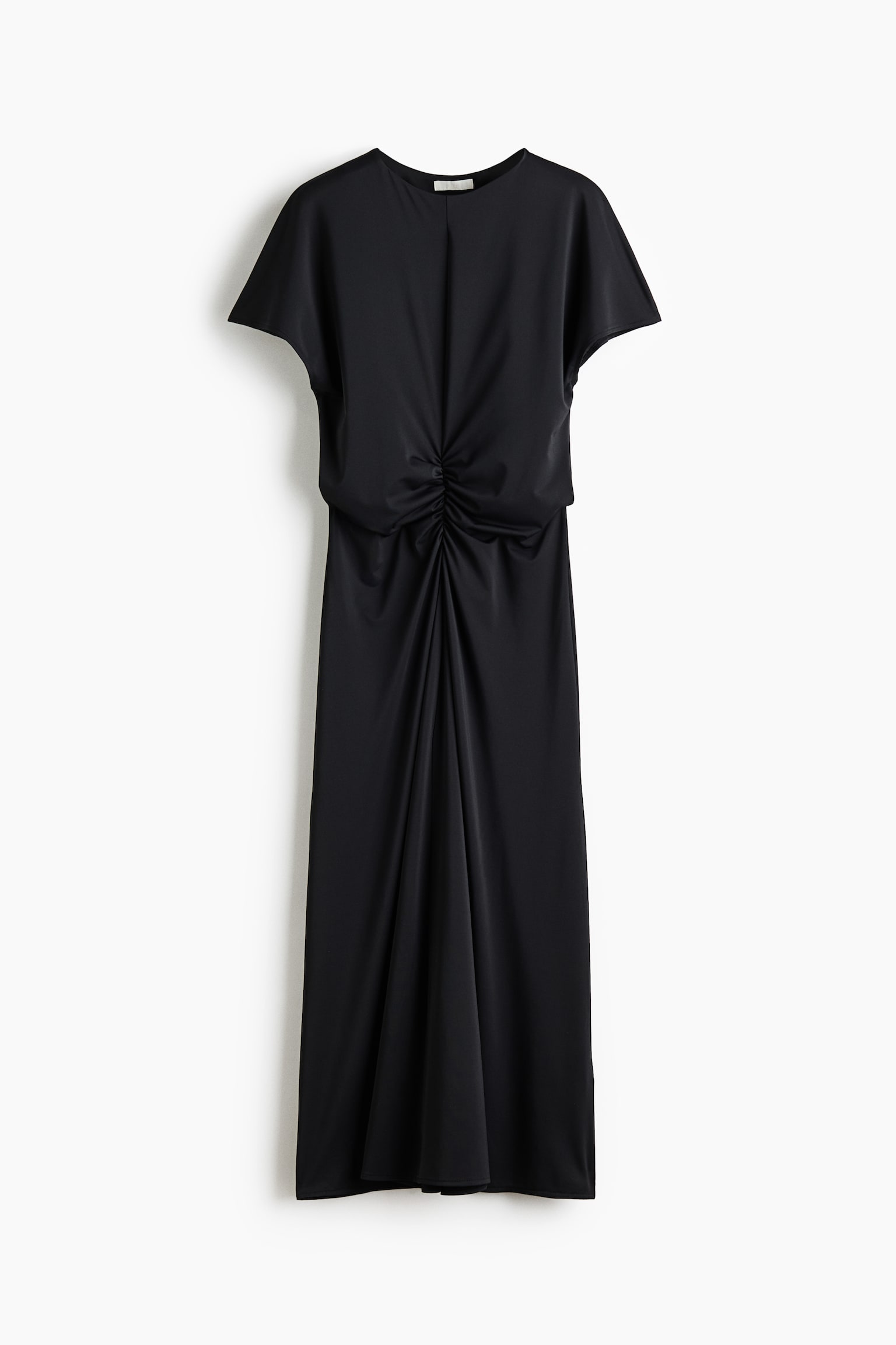 La robe noire se présente avec un col rond et des manches courtes et amples, confectionnée dans un tissu semblable à du satin. Elle se distingue par un drapé prononcé au centre, cintrant la taille et se prolongeant en une longue jupe fluide. - 1