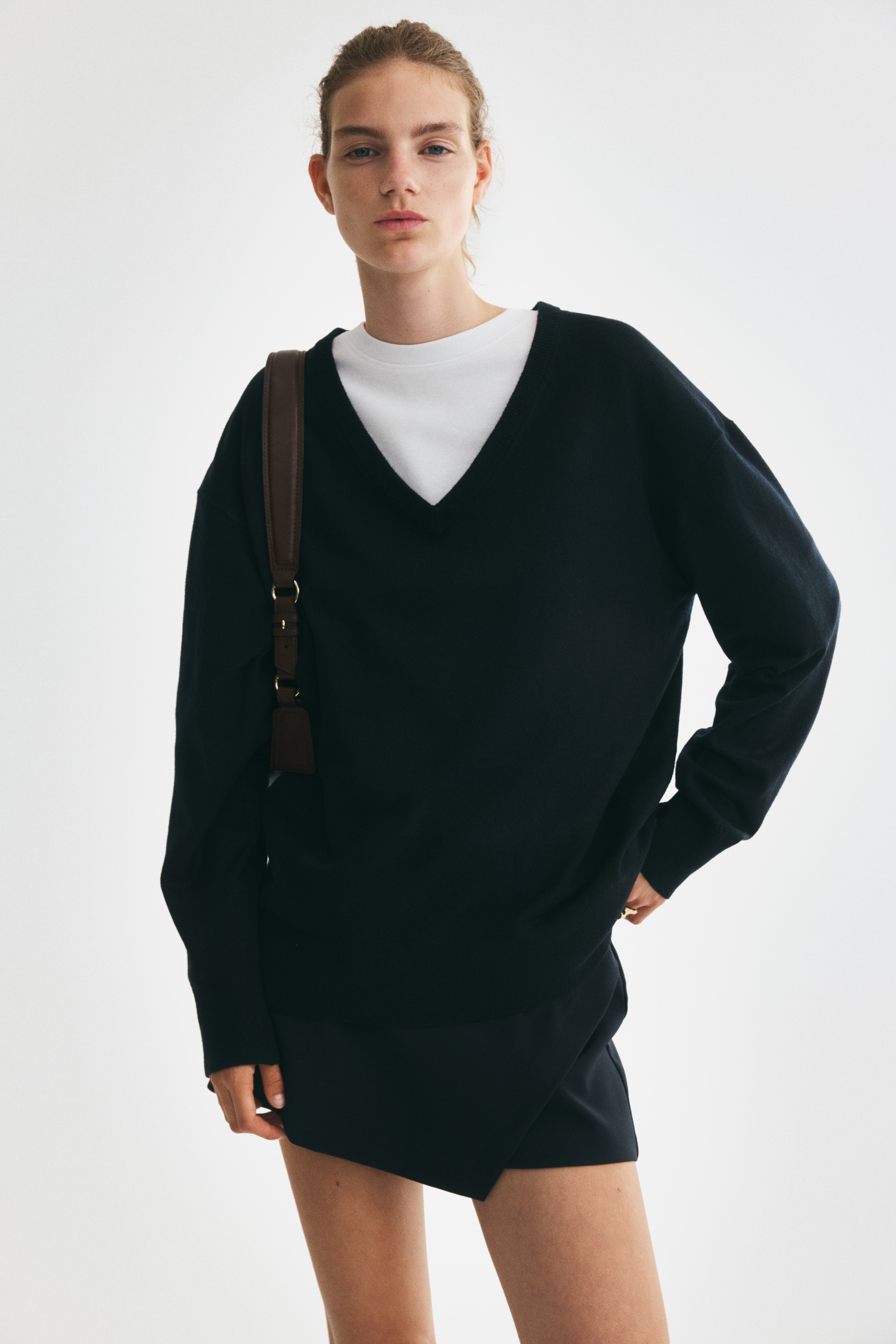 Oversized svetr s výstřihem do V - Námořnická modř/Tmavě béžová/Šedý melír