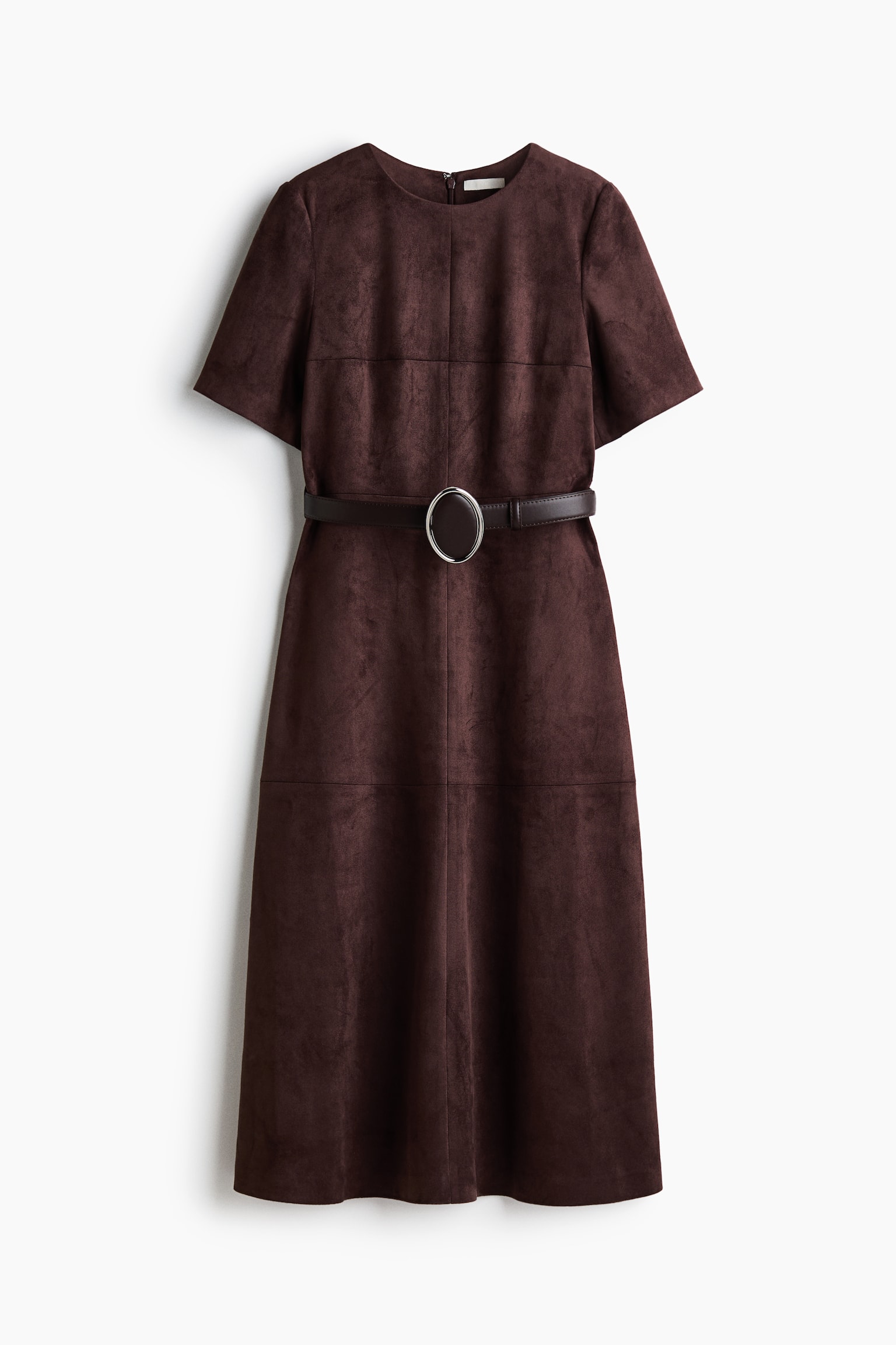 Um vestido castanho-escuro, pelo gémeo, visto de frente, apresenta uma textura suave e aveludada, decote redondo e mangas curtas. O vestido exibe costuras horizontais e verticais visÃveis na parte da frente do corpete e da saia, e está combinado com um cinto castanho-escuro a condizer, com fivela oval em tom prateado.