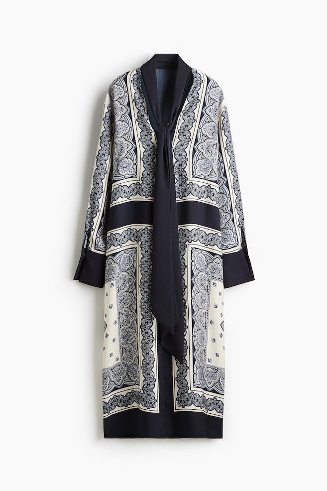 Robe en satin avec col cravate - Bleu marine/motif - 1