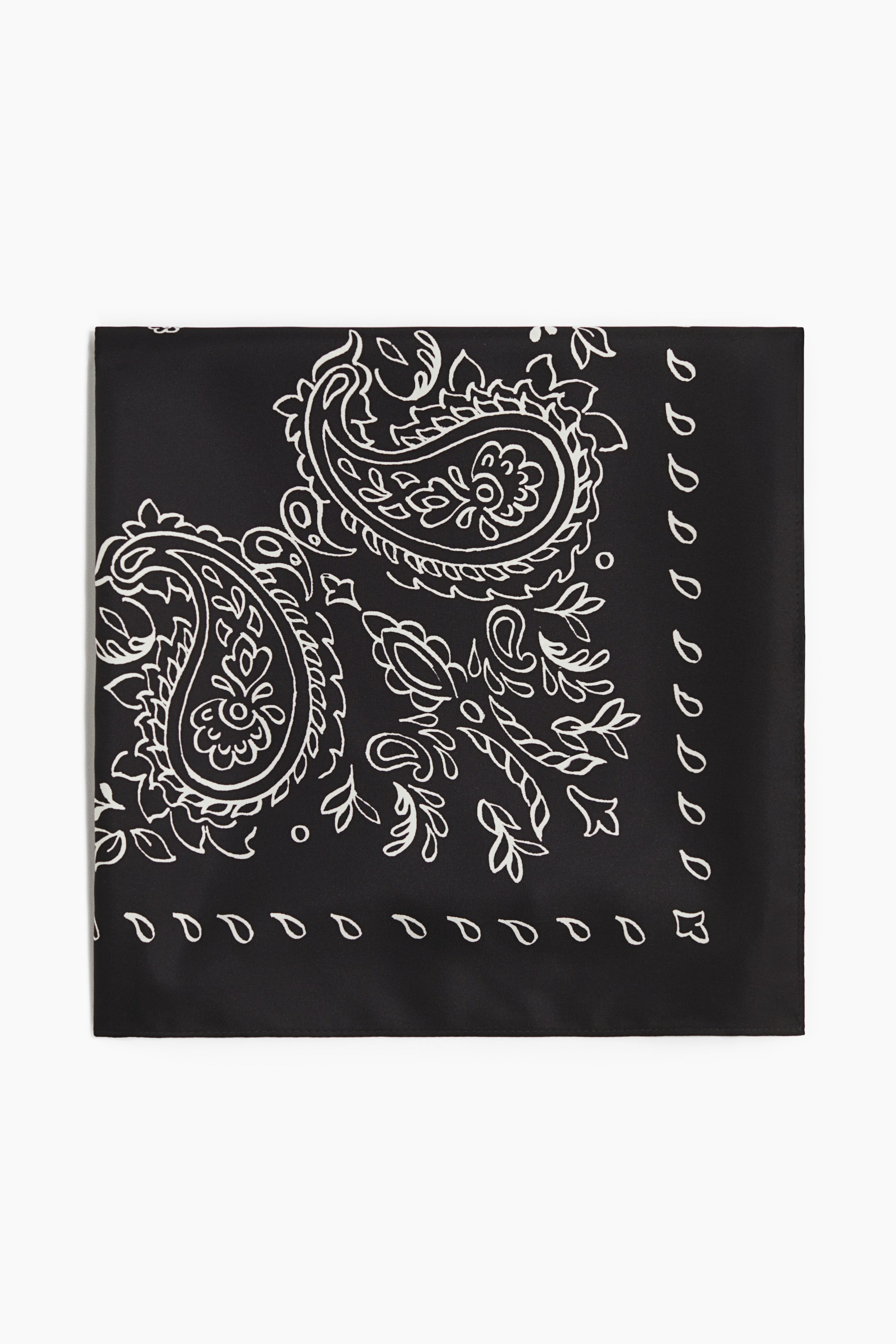 Agrandir l'image: Un grand foulard carré à la texture souple est présenté de face, avec un tissu noir orné d’un motif paisley imprimé blanc, encadré de petites formes en goutte d’eau.