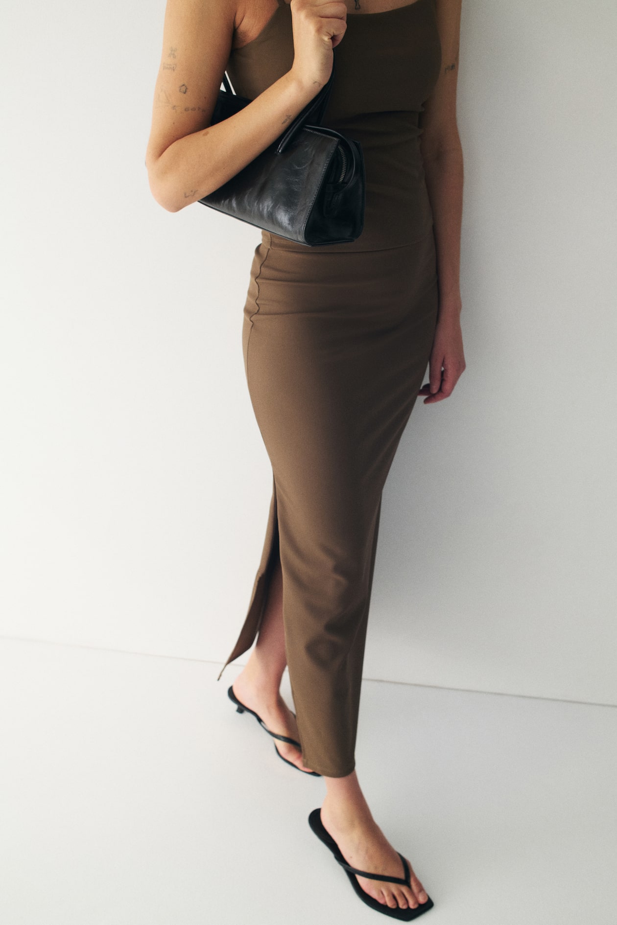 Cooling Slim Fit Ribbed midi skirt - image 5