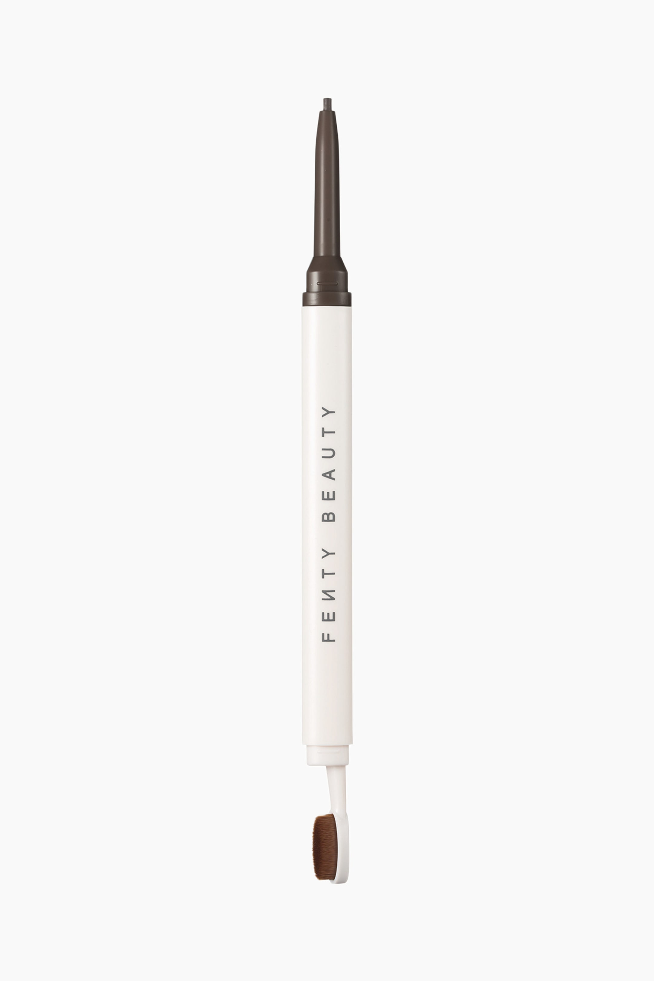 Visa större bild: Brow MVP Ultra Fine Brow Pencil & Styler står vertikalt och visar upp en vit cylindrisk kropp med logotypen ”FENTY BEAUTY” tryckt på den. Den övre änden visar en utdragbar, finspetsig mörkbrun ögonbrynspenna, medan den nedre änden har en liten paddelformad stylingborste med täta bruna borst.