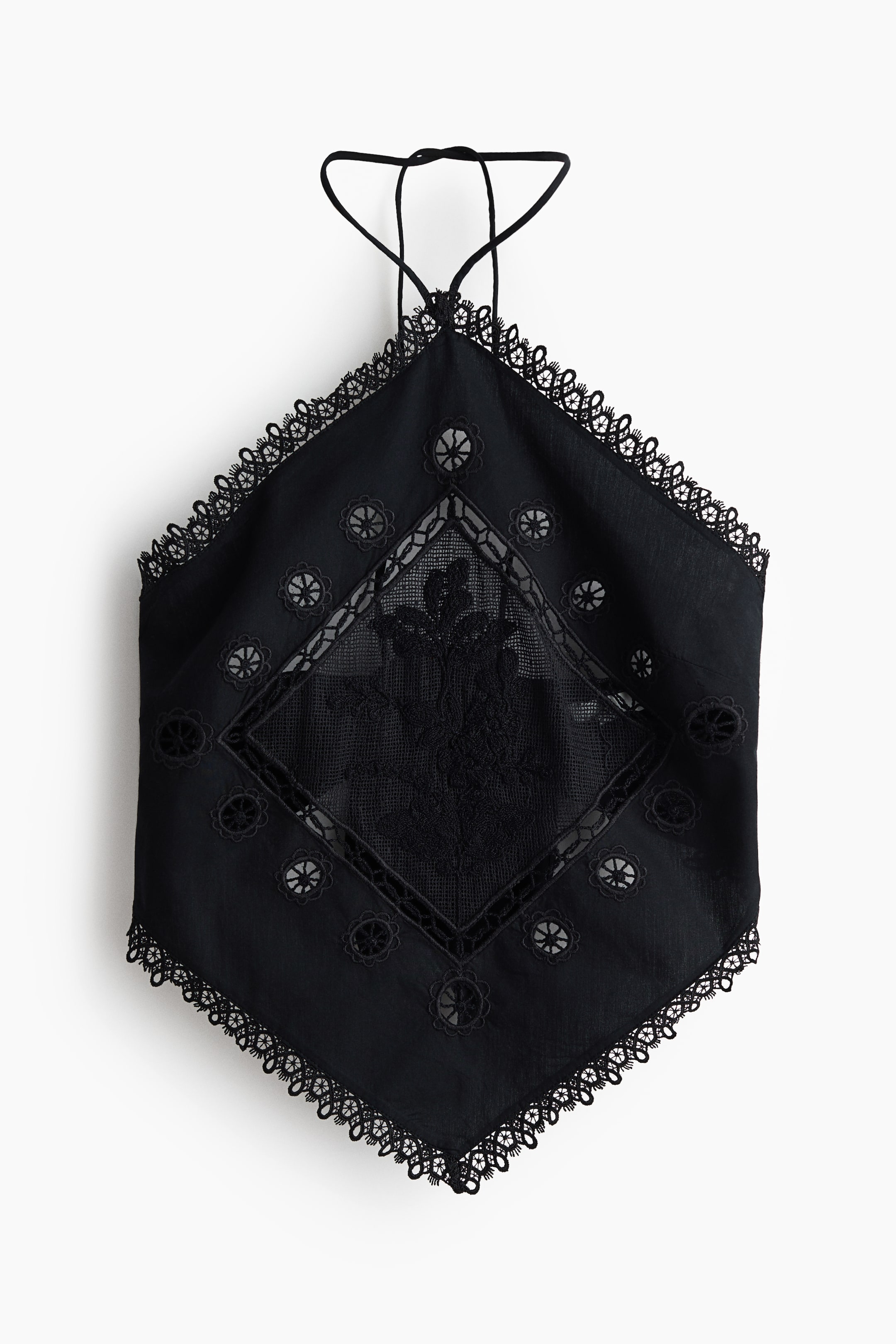 Größeres Bild anzeigen: Ein schwarzes Neckholder-Top wird von vorne präsentiert, mit einem Taschentuch-Stil Körper. Es zeigt ein zentrales, rautenförmiges Spitzenpanel mit aufwendigen Blumenmustern, umgeben von kreisförmiger Lochstickerei, und ist vollständig mit schwarzer, gewellter Spitzenborte eingefasst.