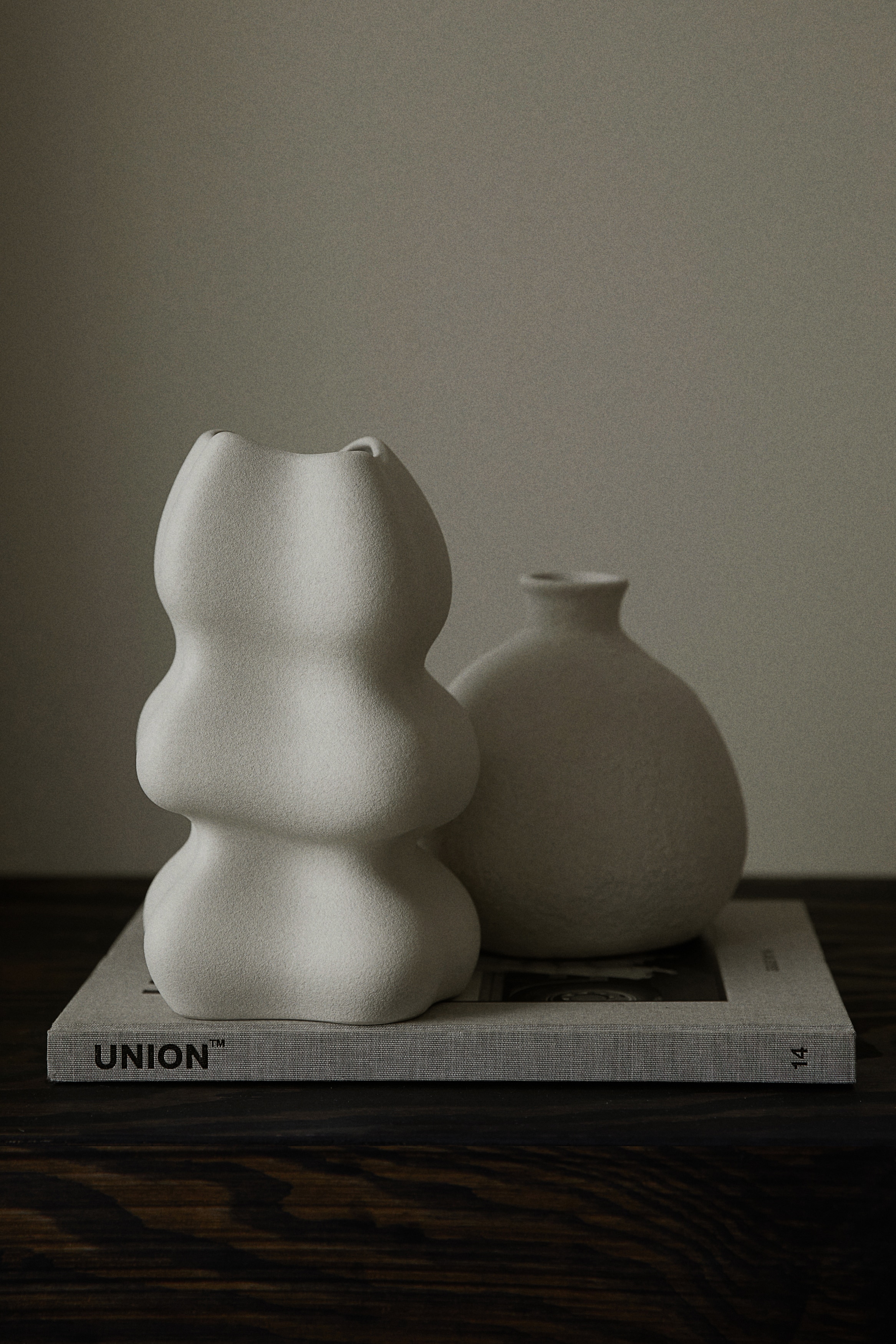 置物 HM White Irregular-Shaped Stoneware Vase at H&M Home | H&M CA