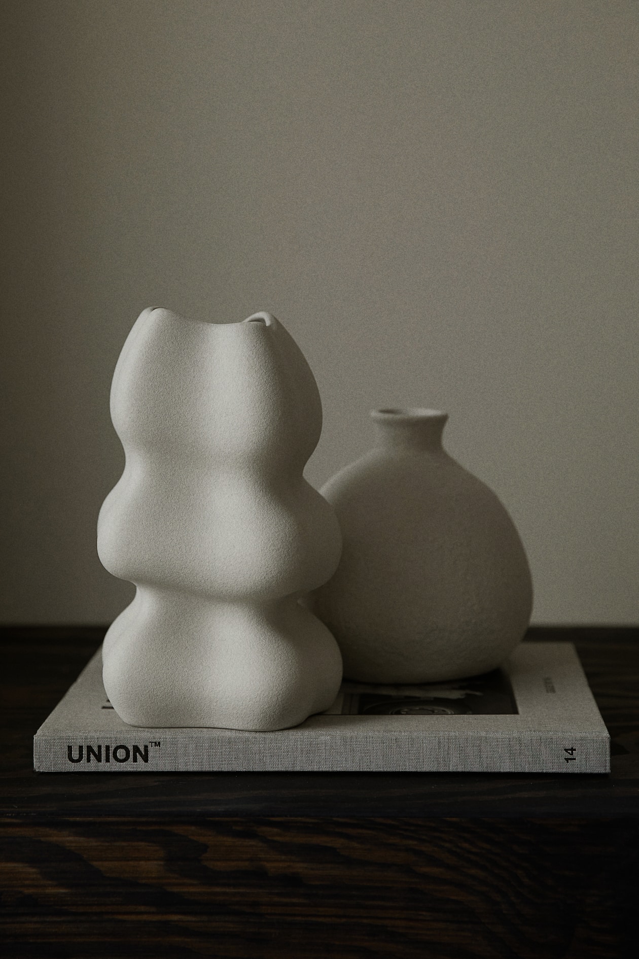 White Irregular-Shaped Stoneware Vase at H&M Home