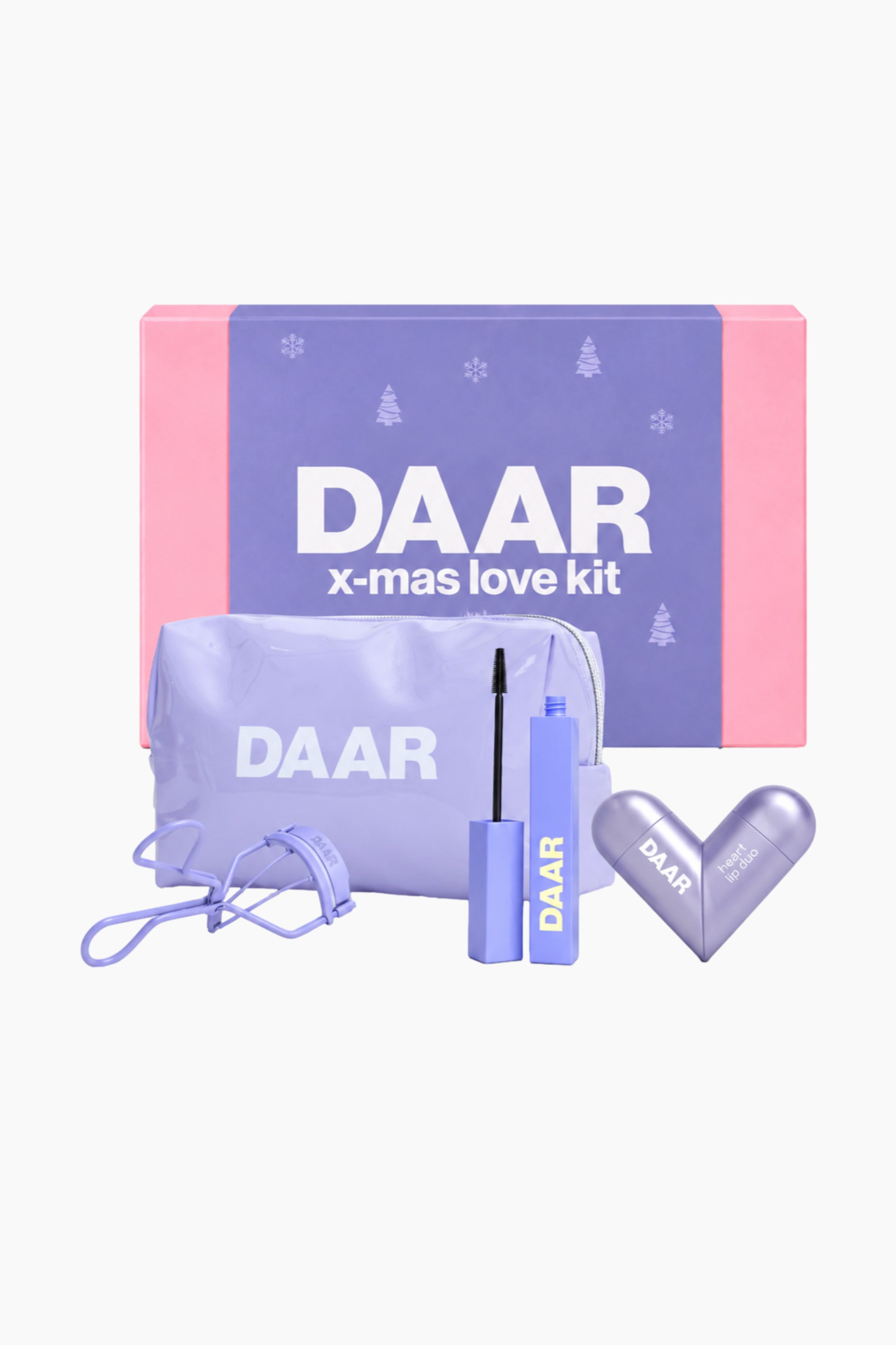 Visa större bild: Ett skönhetsgåvoset med en rosa och lila box märkt "DAAR x-mas love kit" tillsammans med dess matchande lavendelfärgade innehåll. Framför boxen visas en sminkväska med dragkedja, en ögonfransböjare, en öppen mascara-tub med sin borste och en hjärtformad behållare för läppduo.