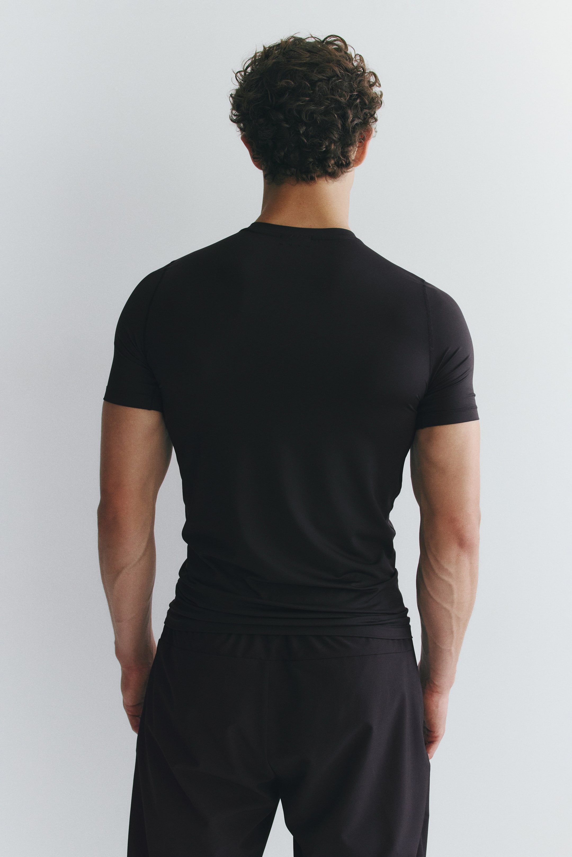 Мужские футболки H&M Compression-Fit Sports T-Shirt with DryMove™ — фото 3