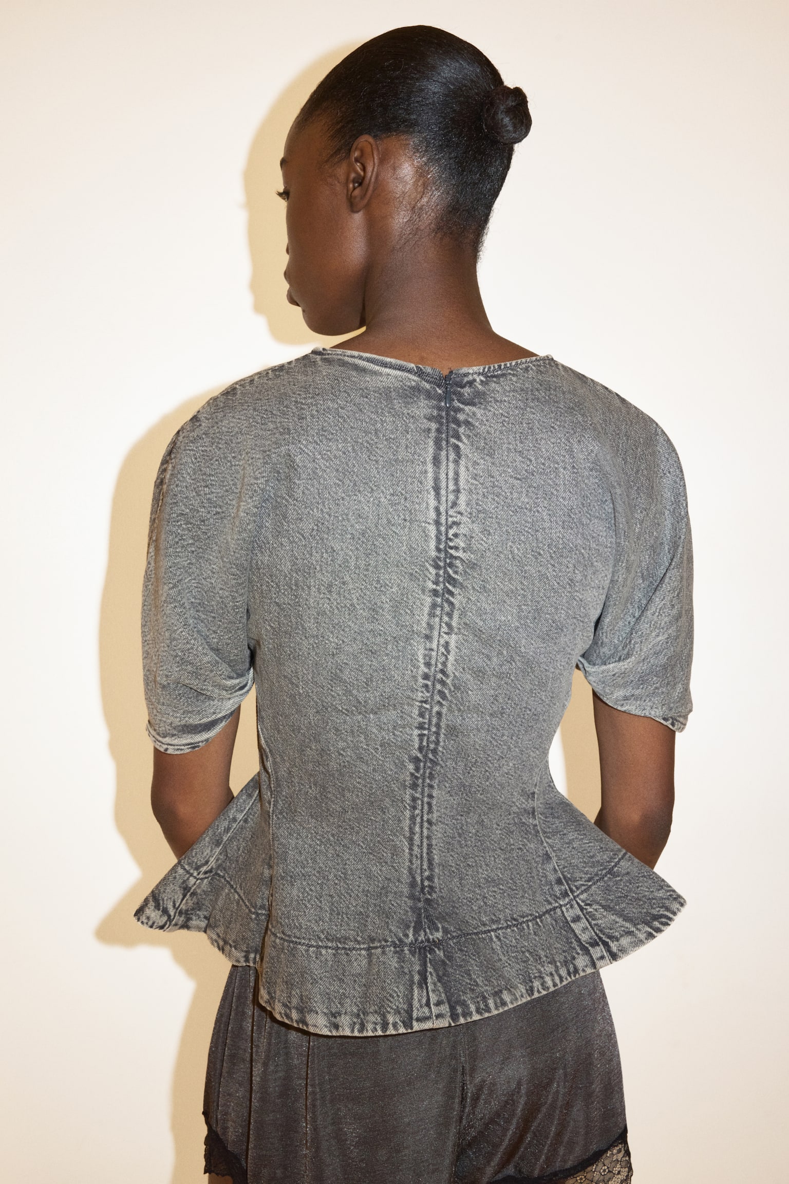 Женская блузка H&M Denim Peplum Blouse, цвет: Потёртый чёрный — фото 4